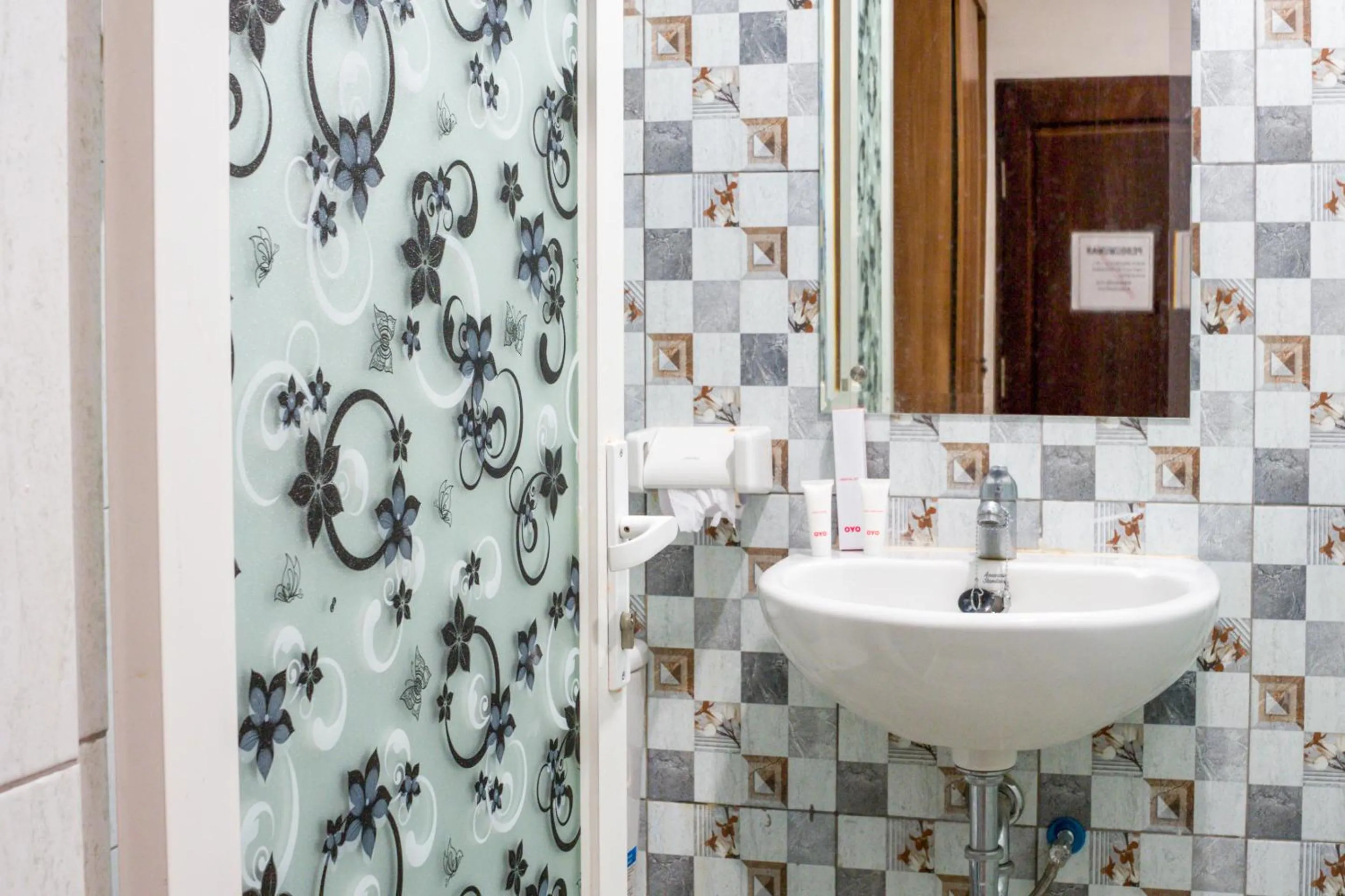 Bathroom in Hotel O Papakoel