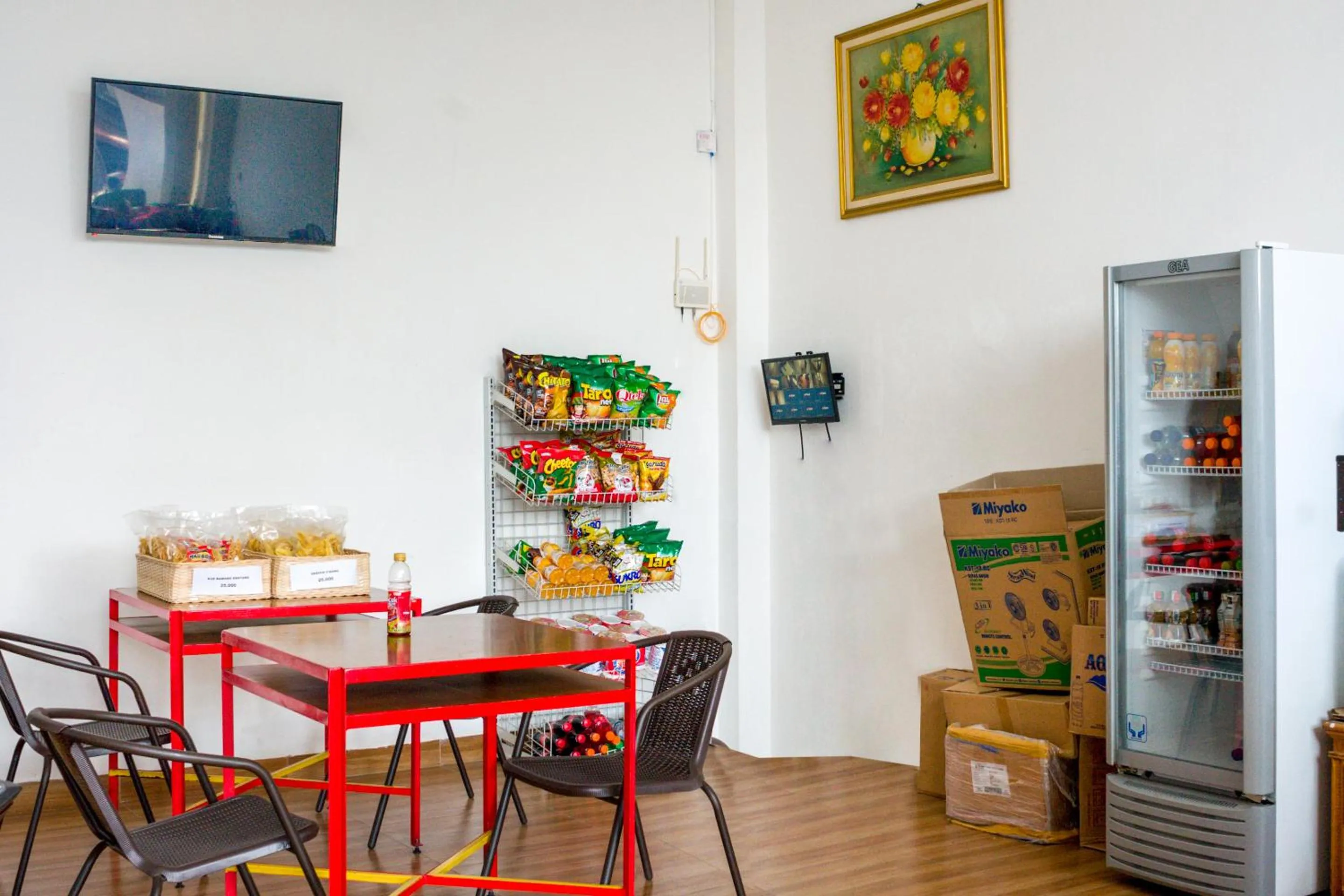 Restaurant/places to eat in Hotel O Papakoel