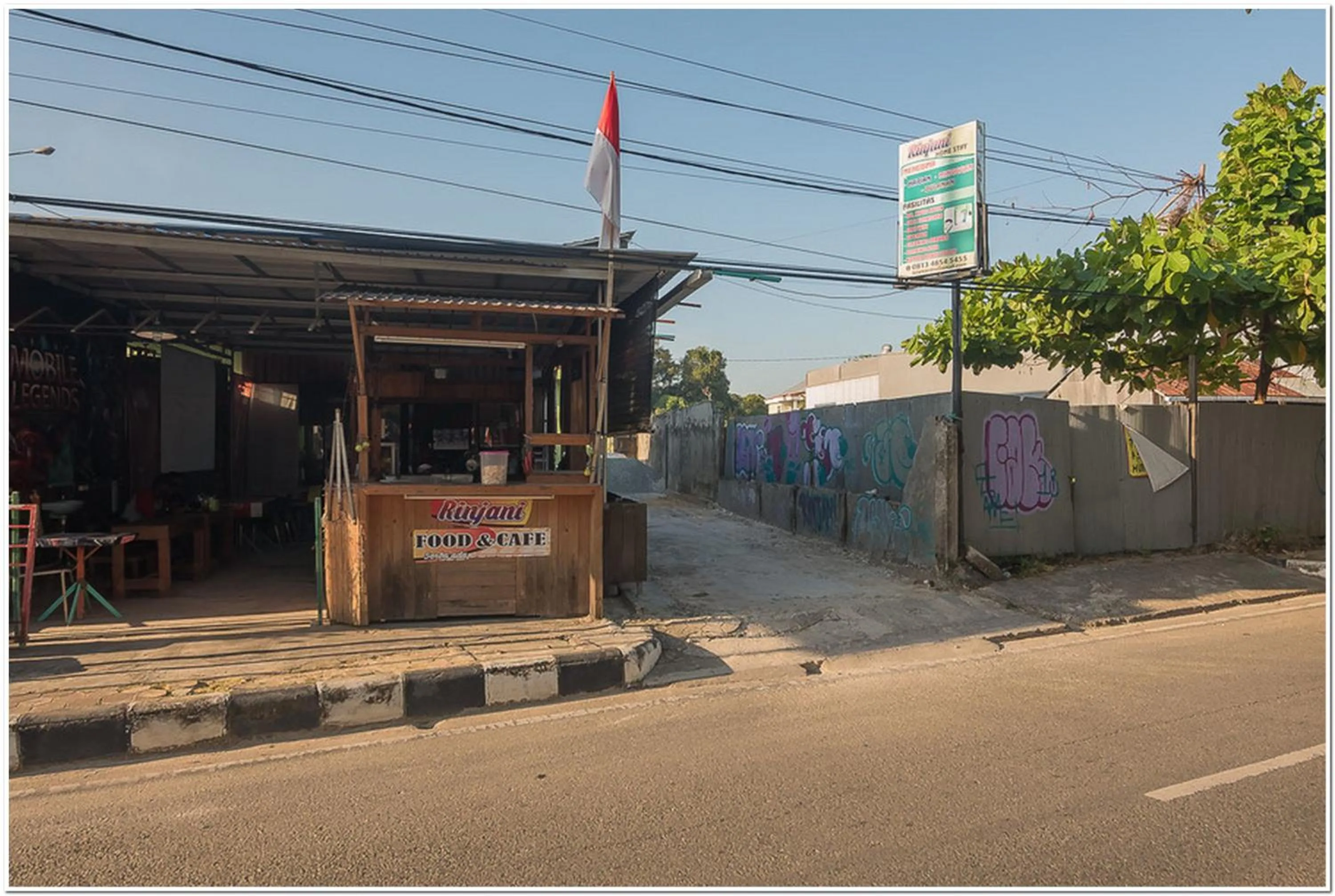 Facade/entrance in RedDoorz near Lapangan Tenis Balikpapan