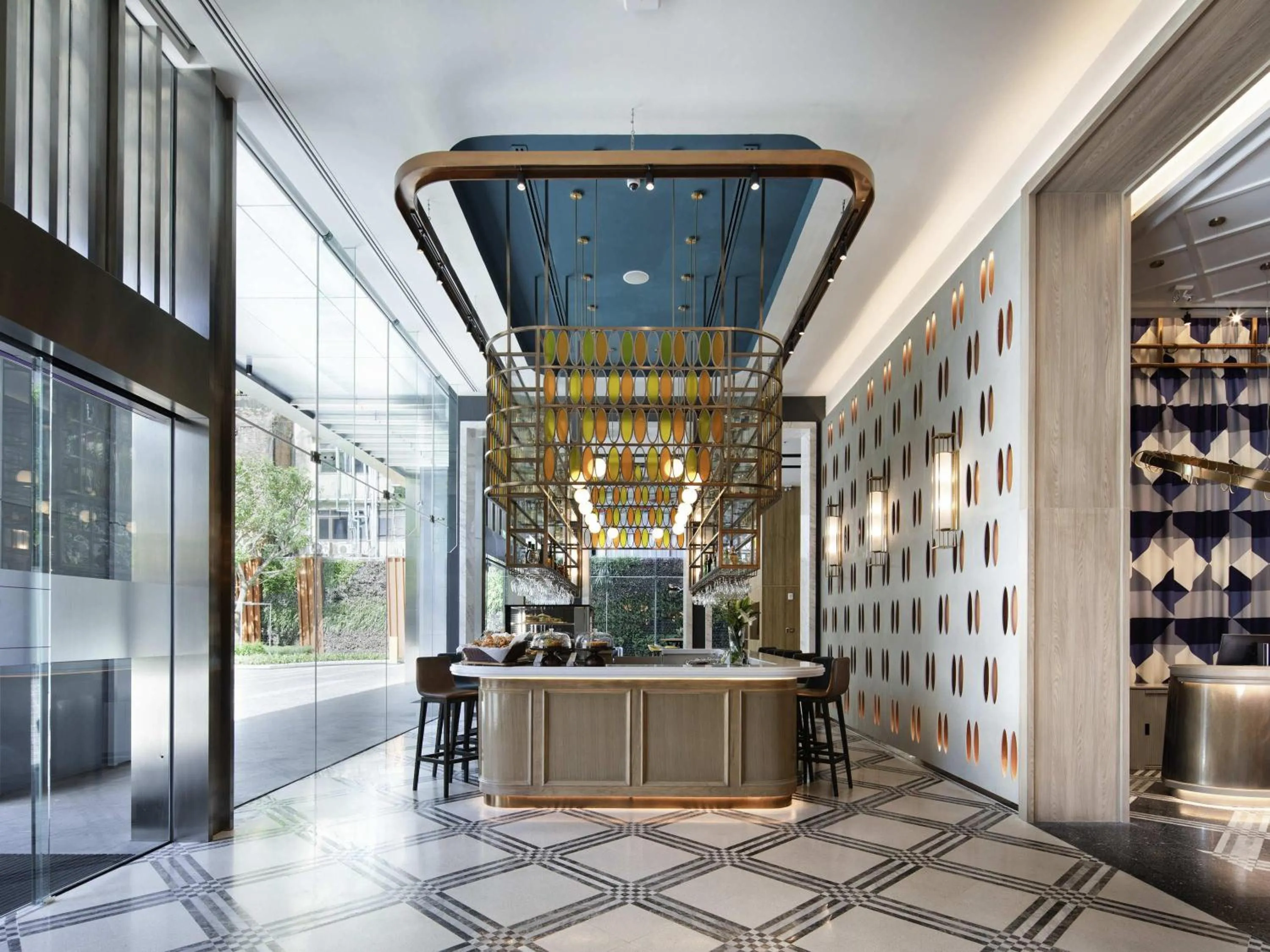 Lounge or bar in Mercure Bangkok Sukhumvit 24