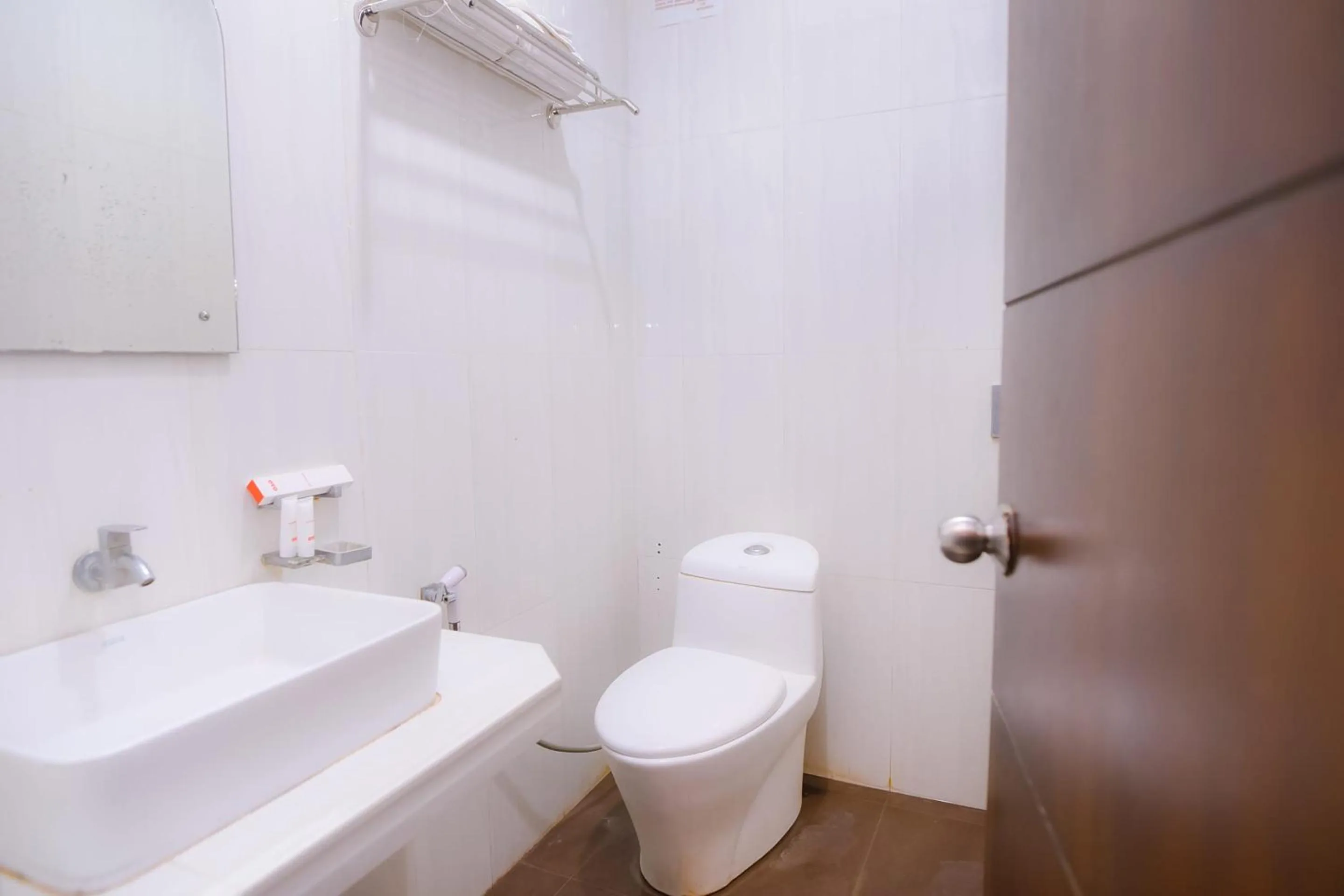 Bathroom in Super OYO Capital O 1630 Hotel Syariah Ring Road