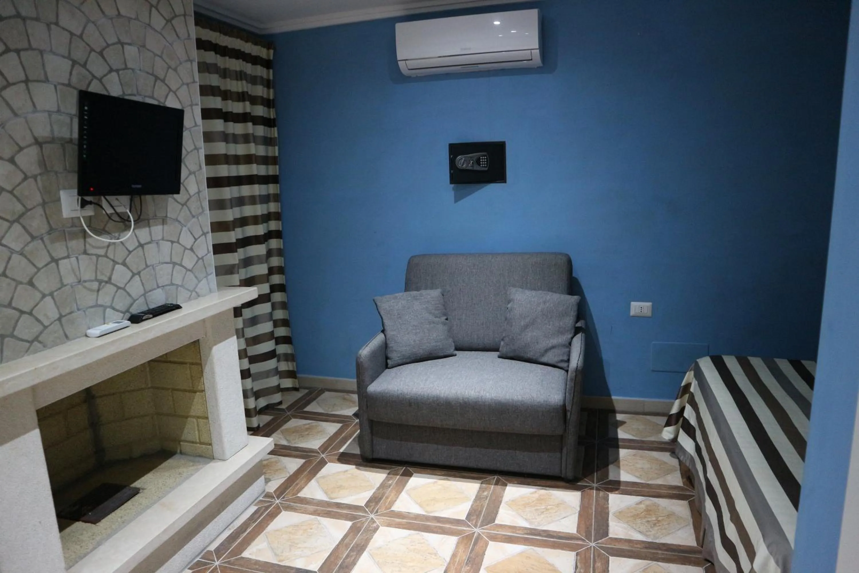 Photo of the whole room in torquemada beach club