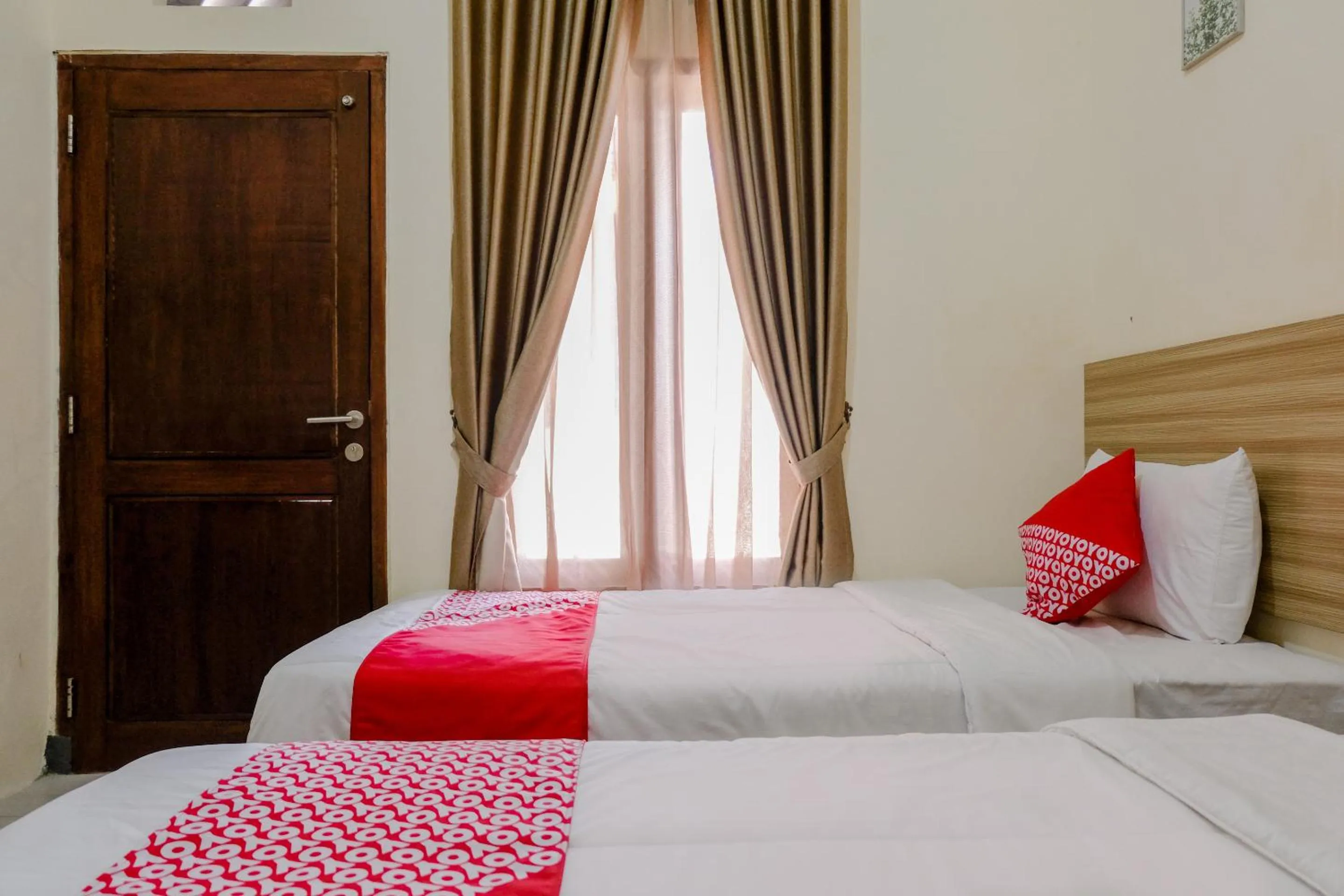 Photo of the whole room, Bed in OYO 1566 El Reyshi Family Residence Syariah