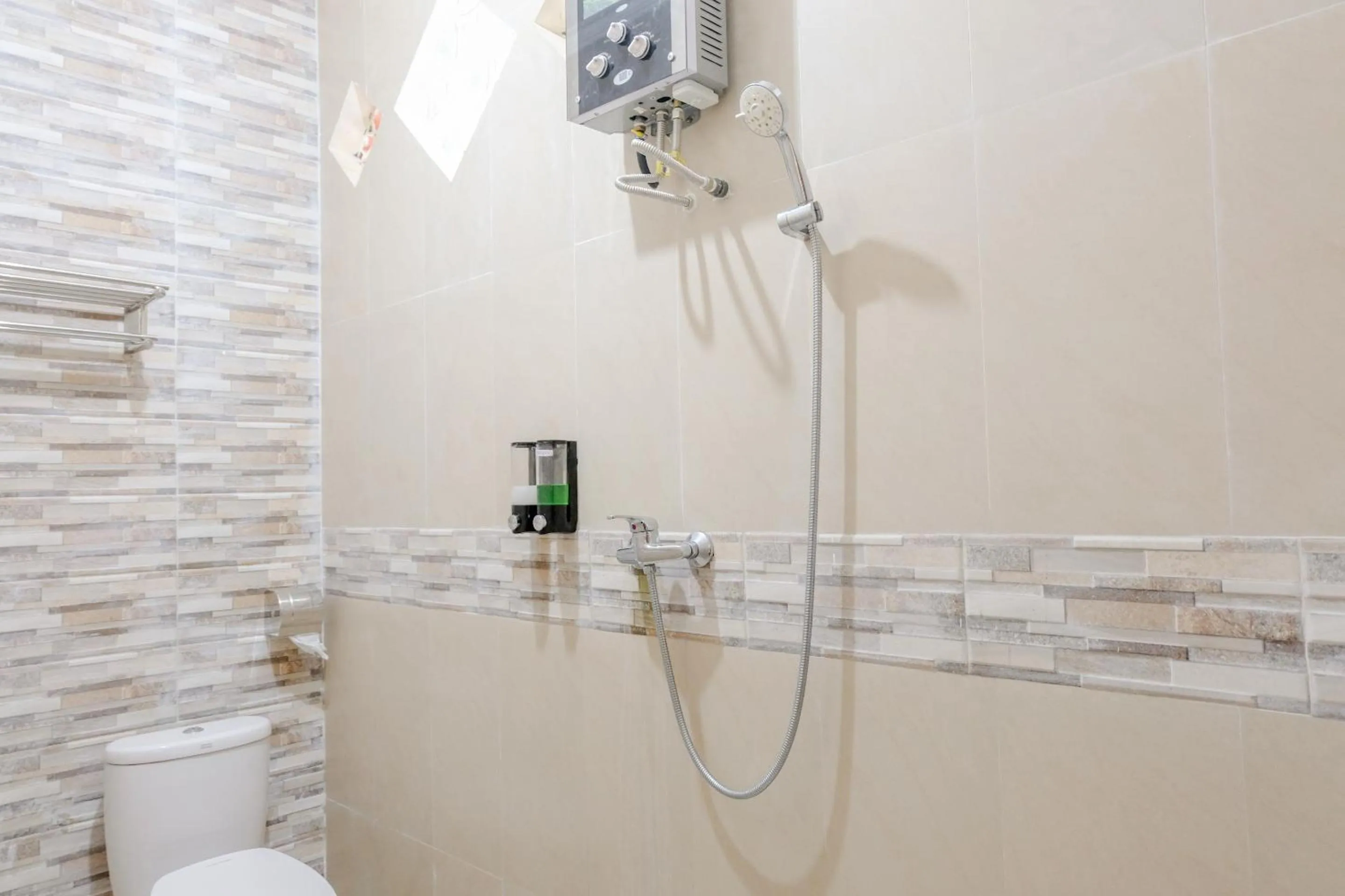 Bathroom in OYO 1566 El Reyshi Family Residence Syariah