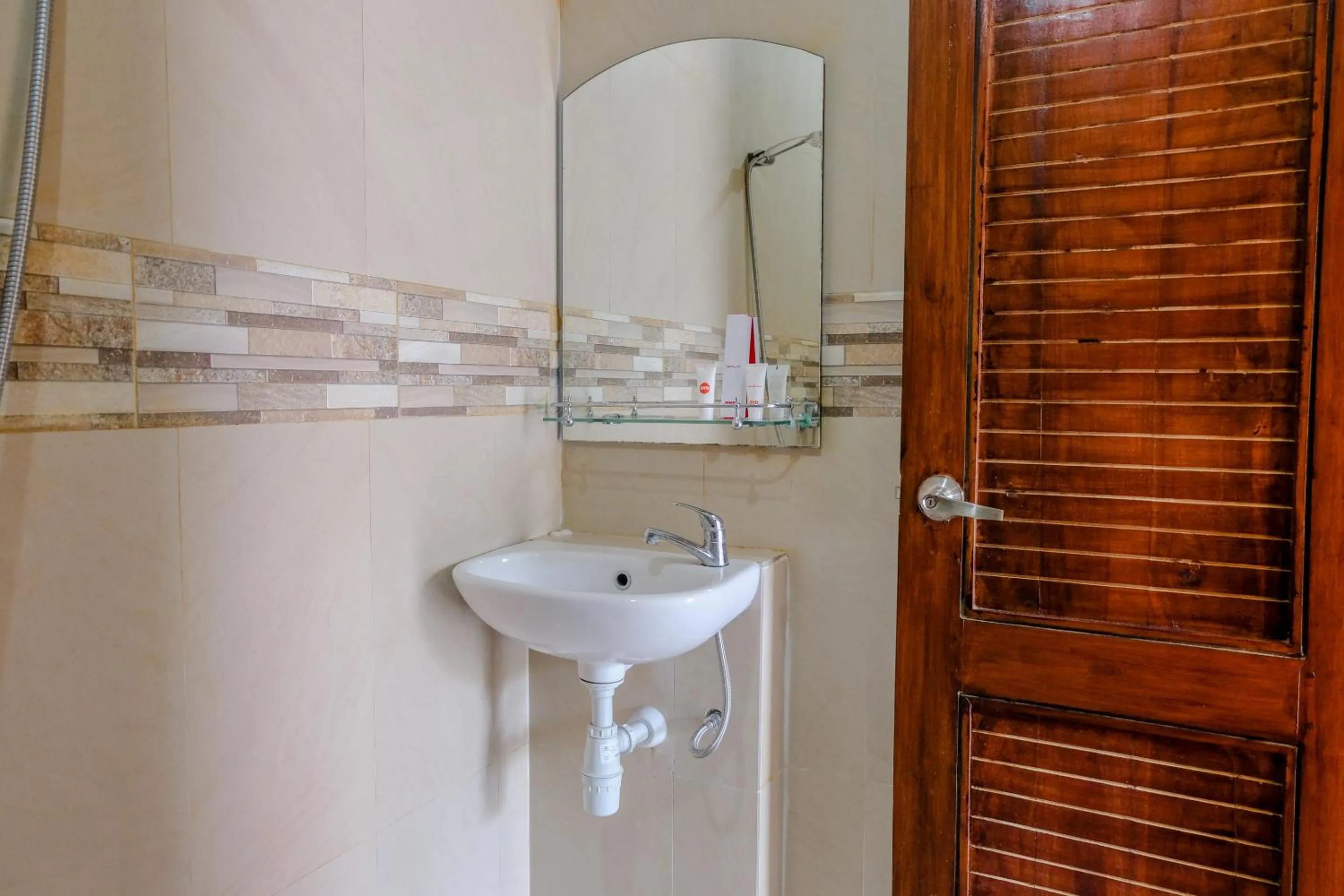 Bathroom in OYO 1566 El Reyshi Family Residence Syariah