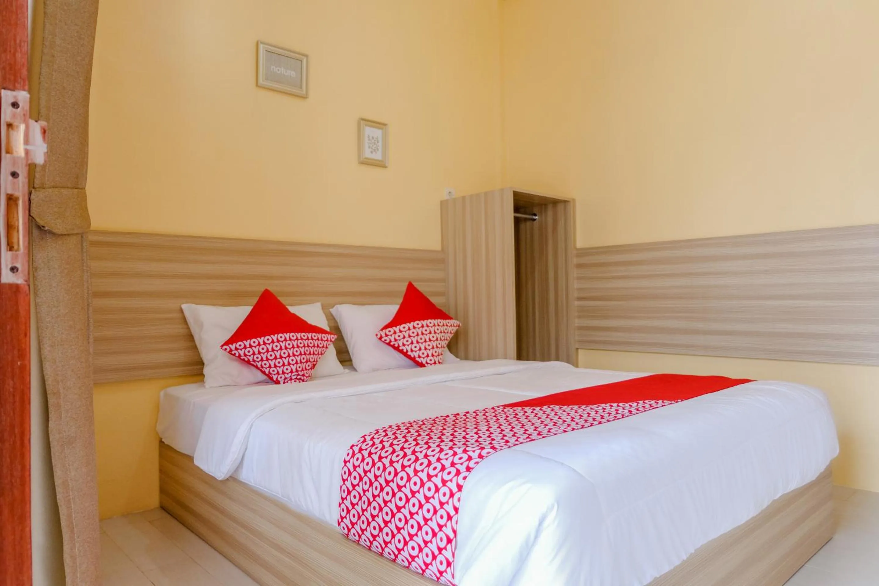 Photo of the whole room, Bed in OYO 1566 El Reyshi Family Residence Syariah