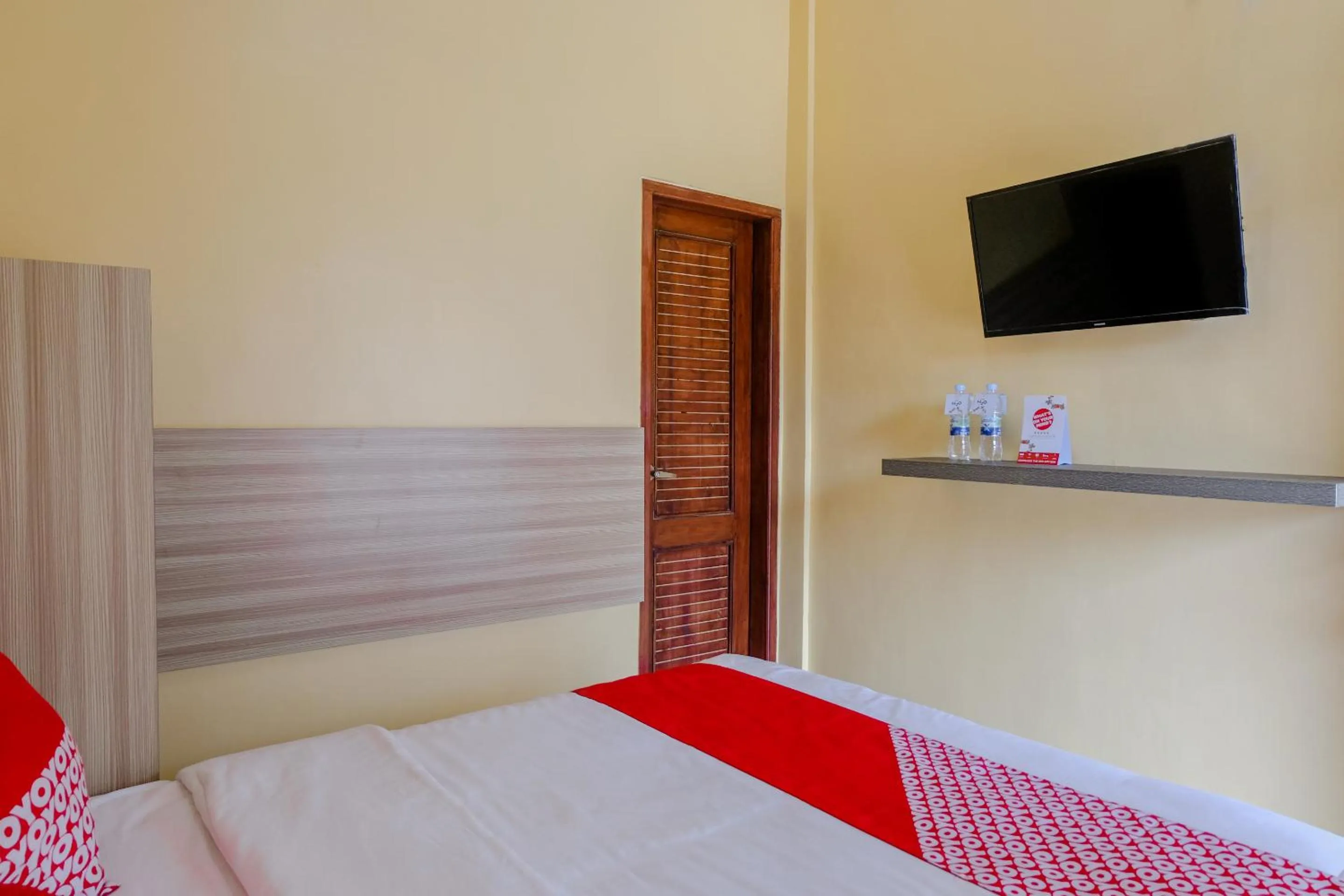 Bedroom, Bed in OYO 1566 El Reyshi Family Residence Syariah