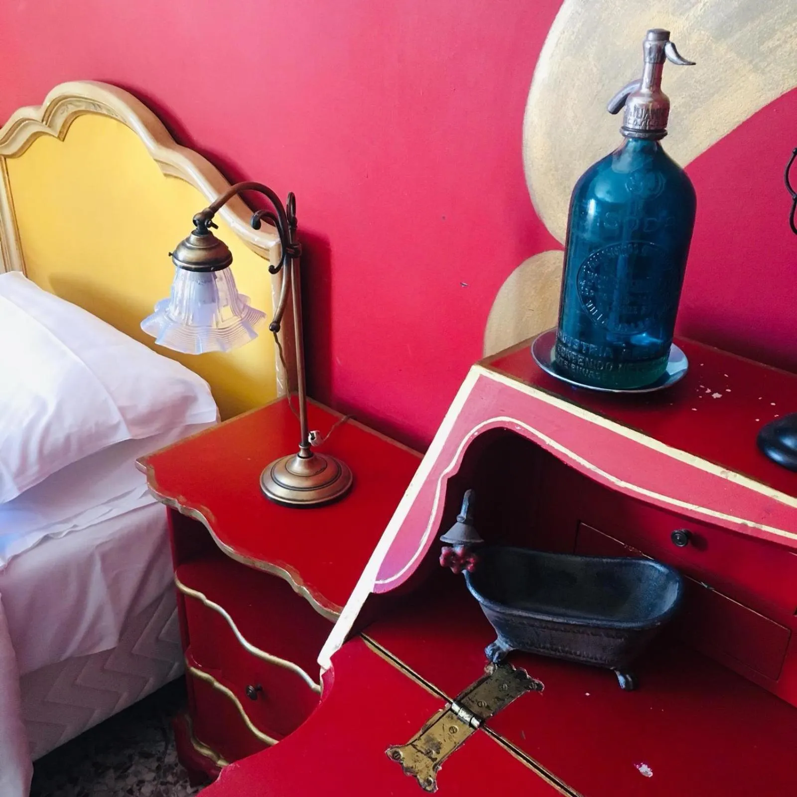 Decorative detail, Bed in Abali' Gran Sultanato