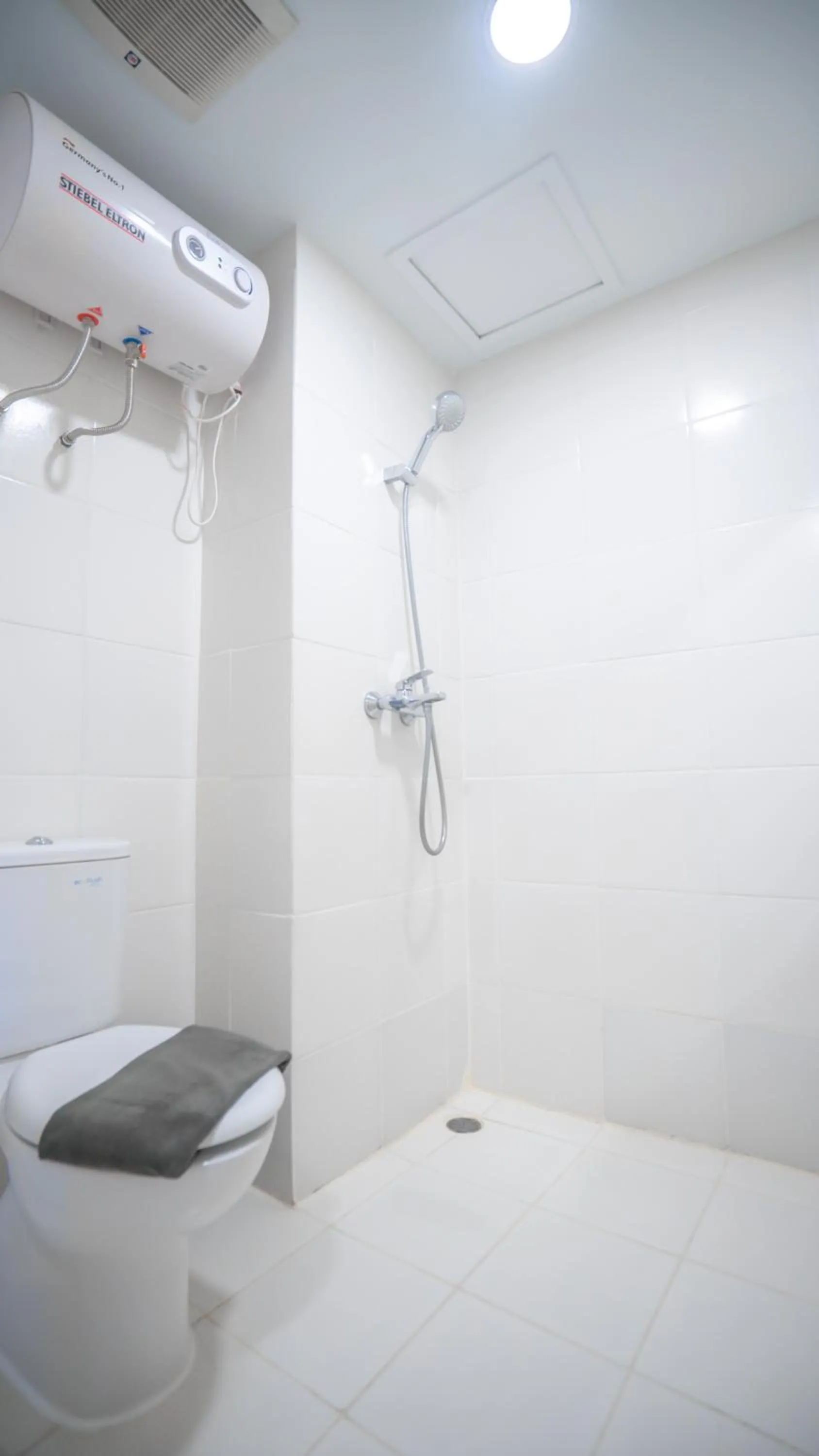 Shower in Bigland Bogor Hotel Powered by Archipelago