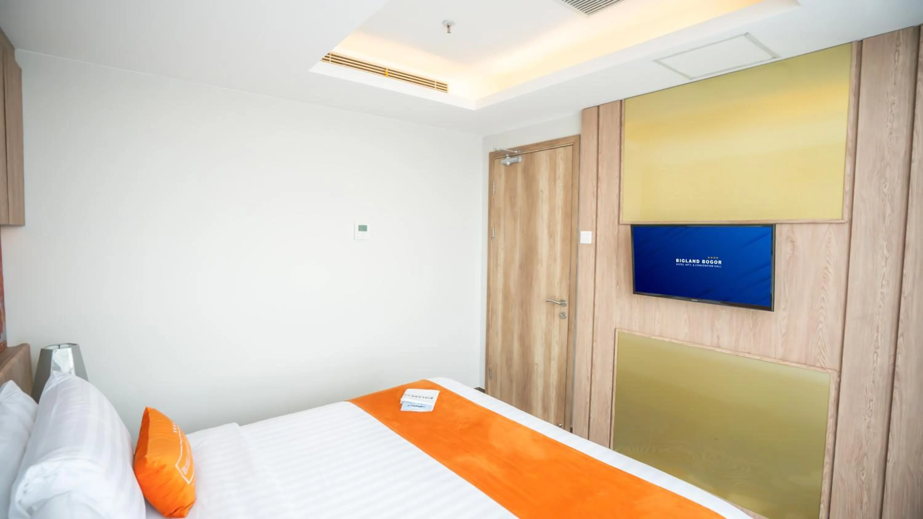 TV and multimedia, Bed in Bigland Bogor Hotel Powered by Archipelago