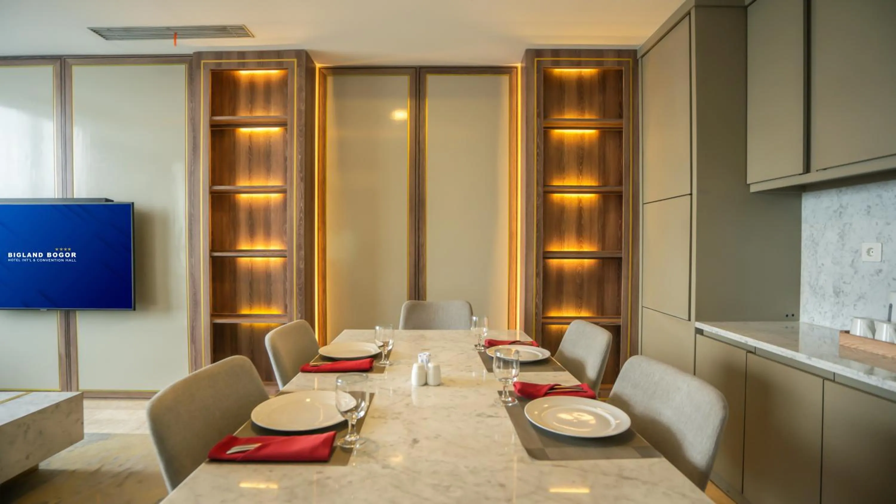 Dining area in Bigland Bogor Hotel Powered by Archipelago