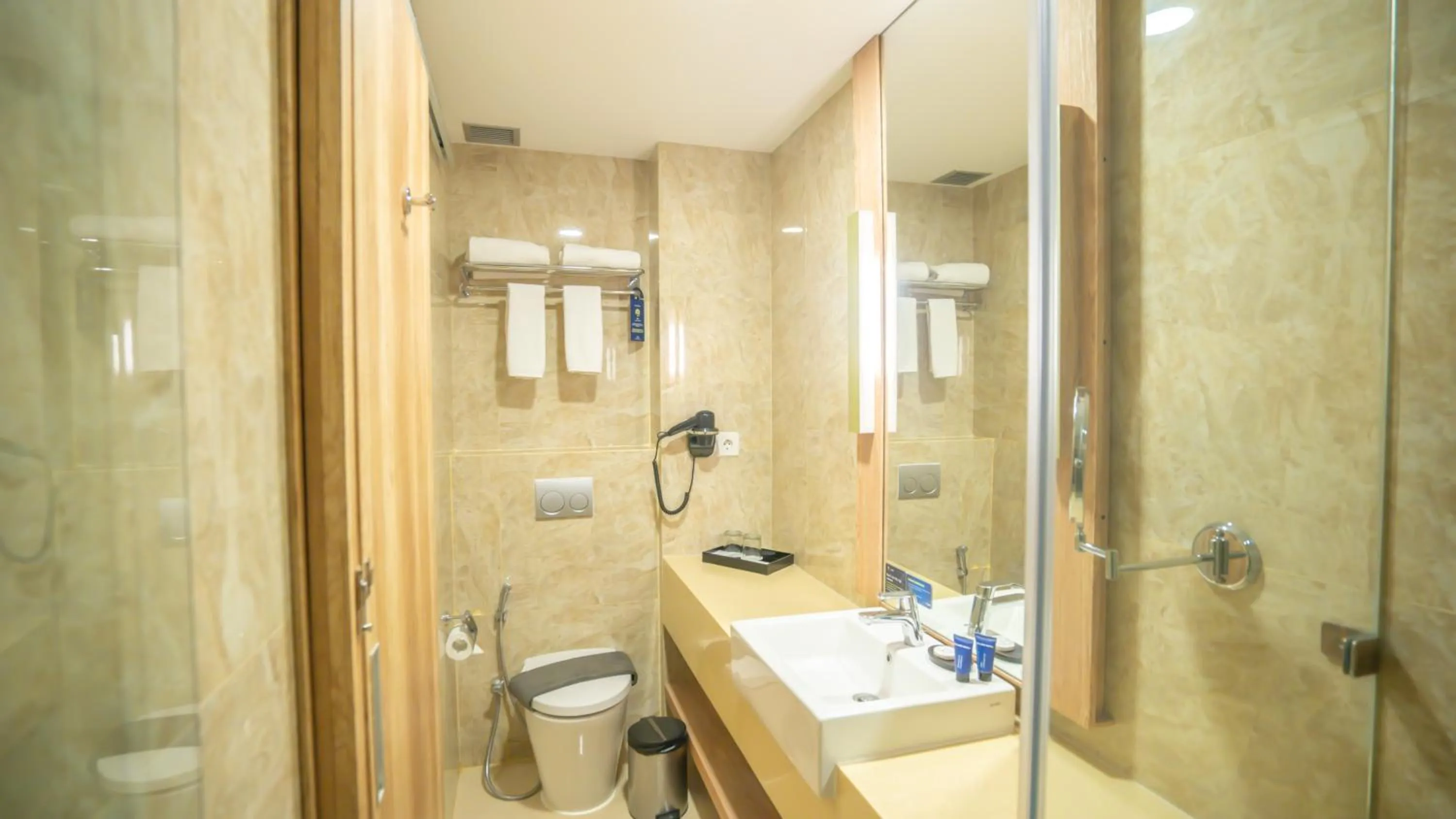 Toilet in Bigland Bogor Hotel Powered by Archipelago