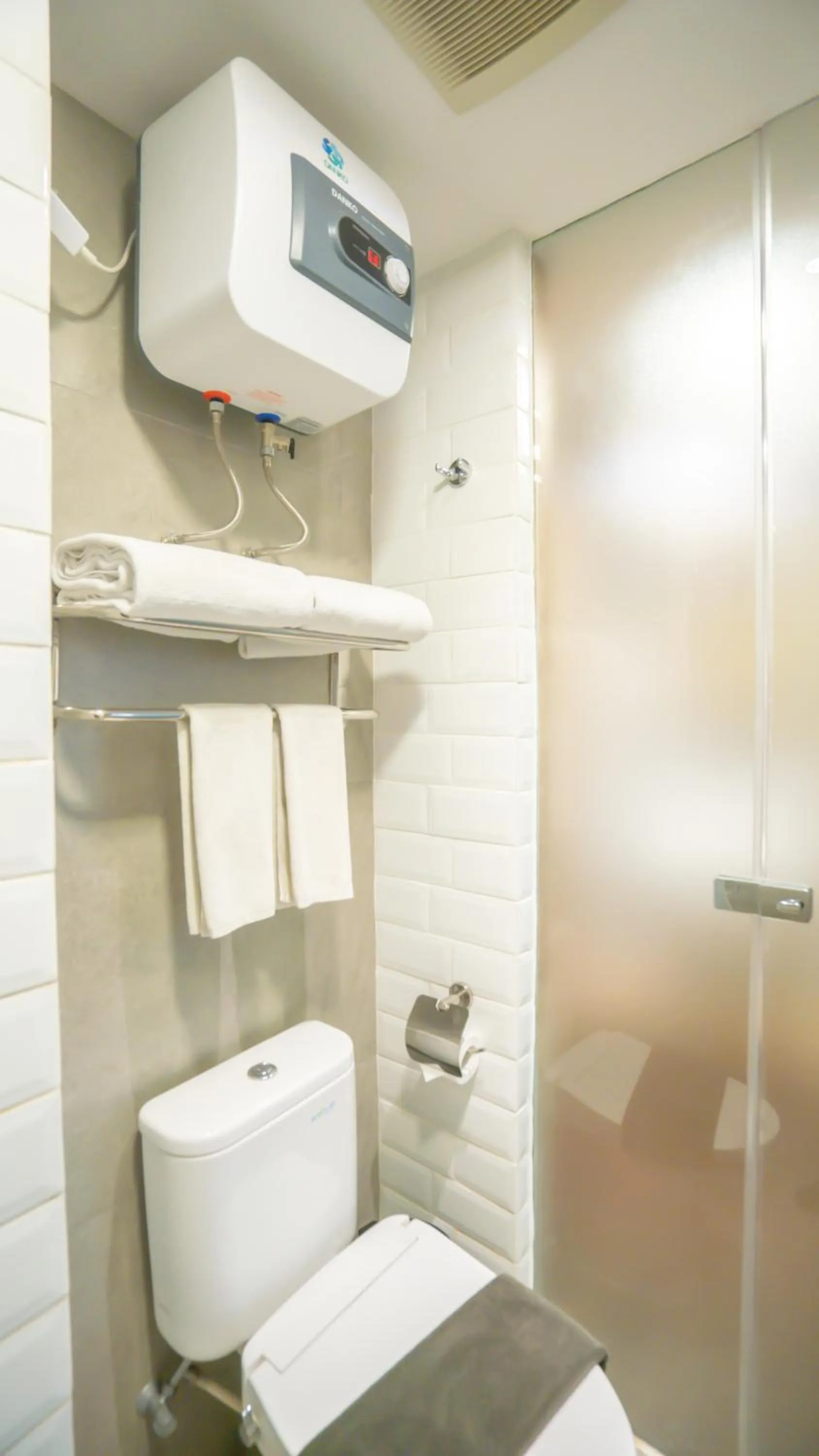 Toilet in Bigland Bogor Hotel Powered by Archipelago