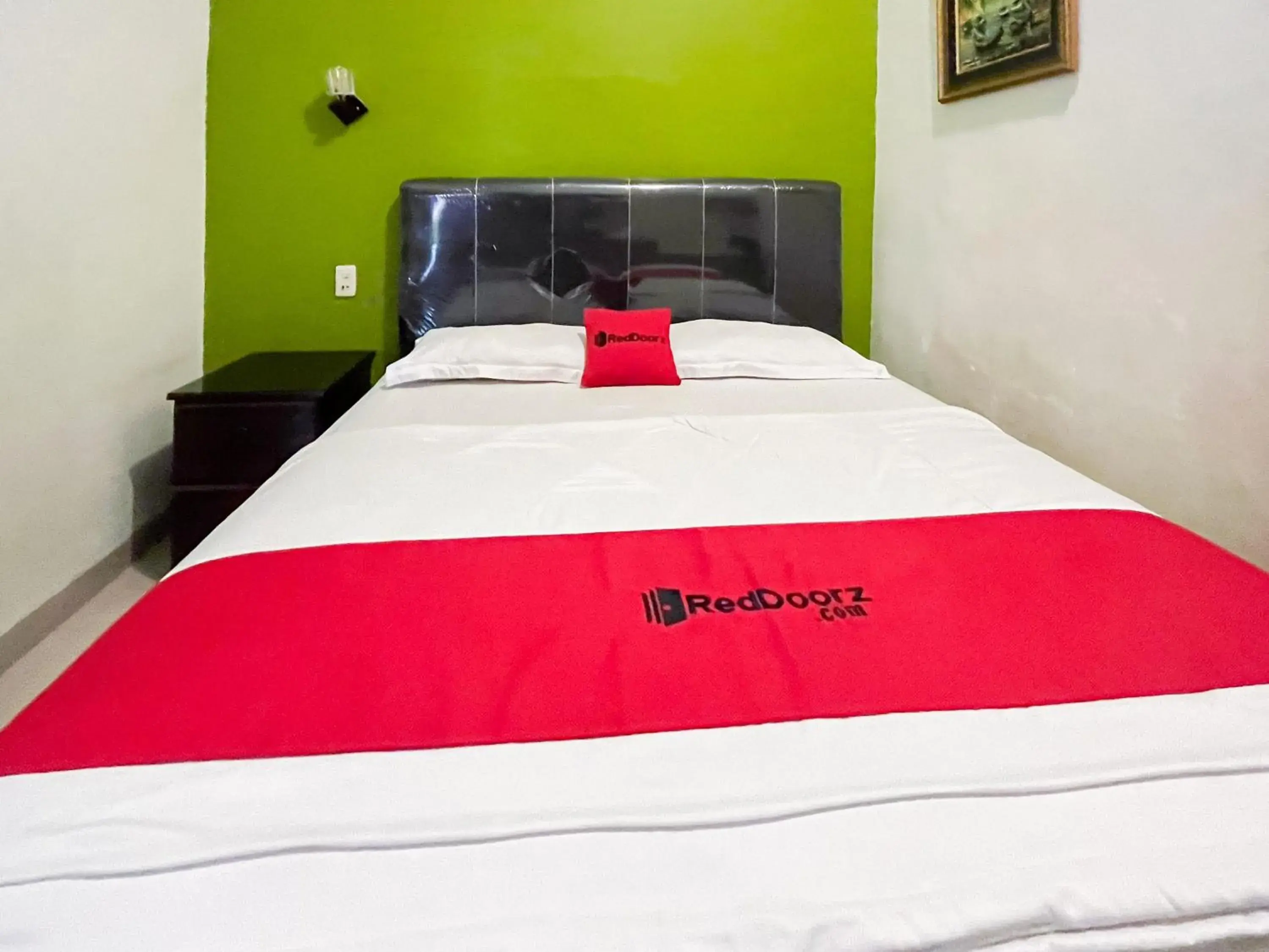 Standard Double Room in RedDoorz near Pantai Pandan Sibolga 2 Standard Double Room in RedDoorz near Pantai Pandan Sibolga 2