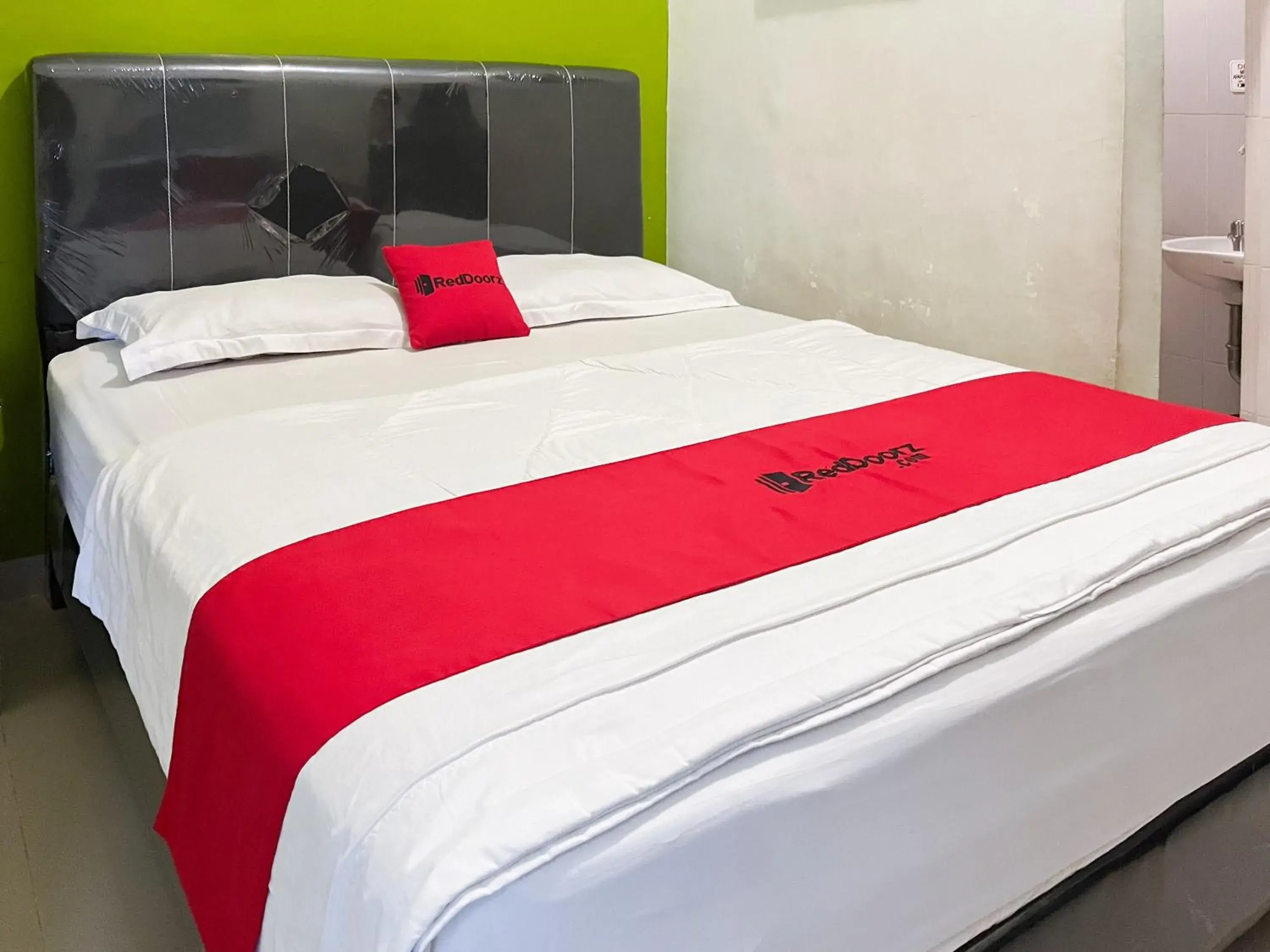 Standard Double Room in RedDoorz near Pantai Pandan Sibolga 2 Standard Double Room in RedDoorz near Pantai Pandan Sibolga 2