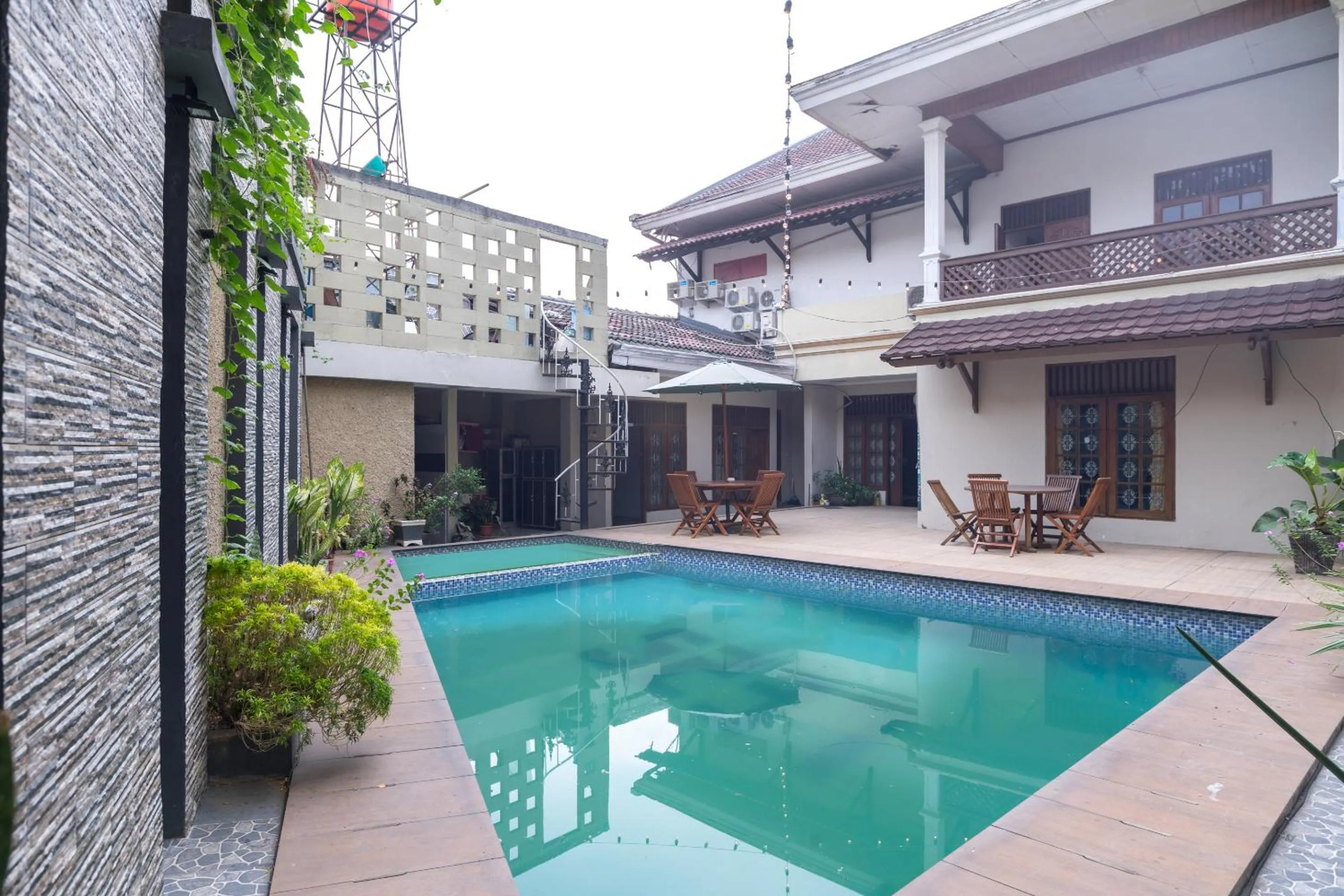 Swimming pool, Property Building in OYO 1421 Kasmaran Guest House Syariah