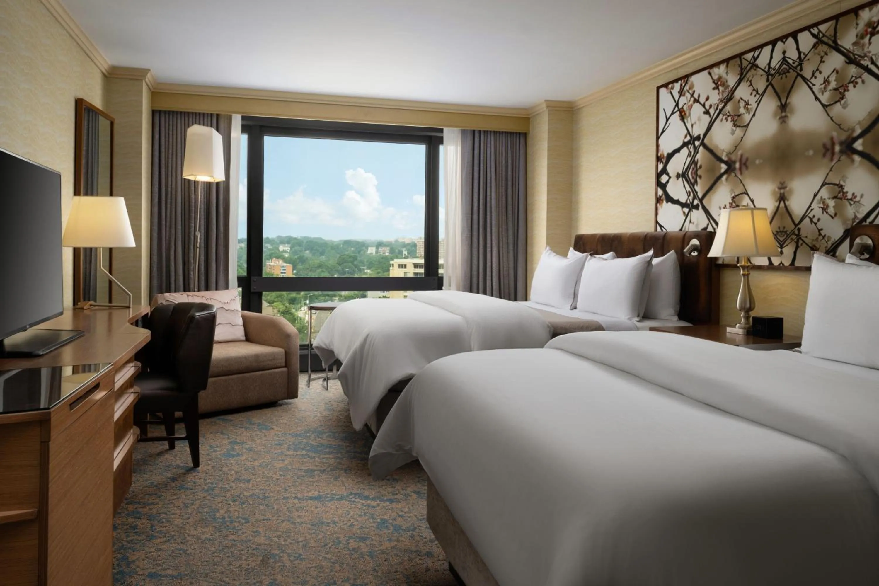 Photo of the whole room, Bed in The Westin Crystal City Reagan National Airport