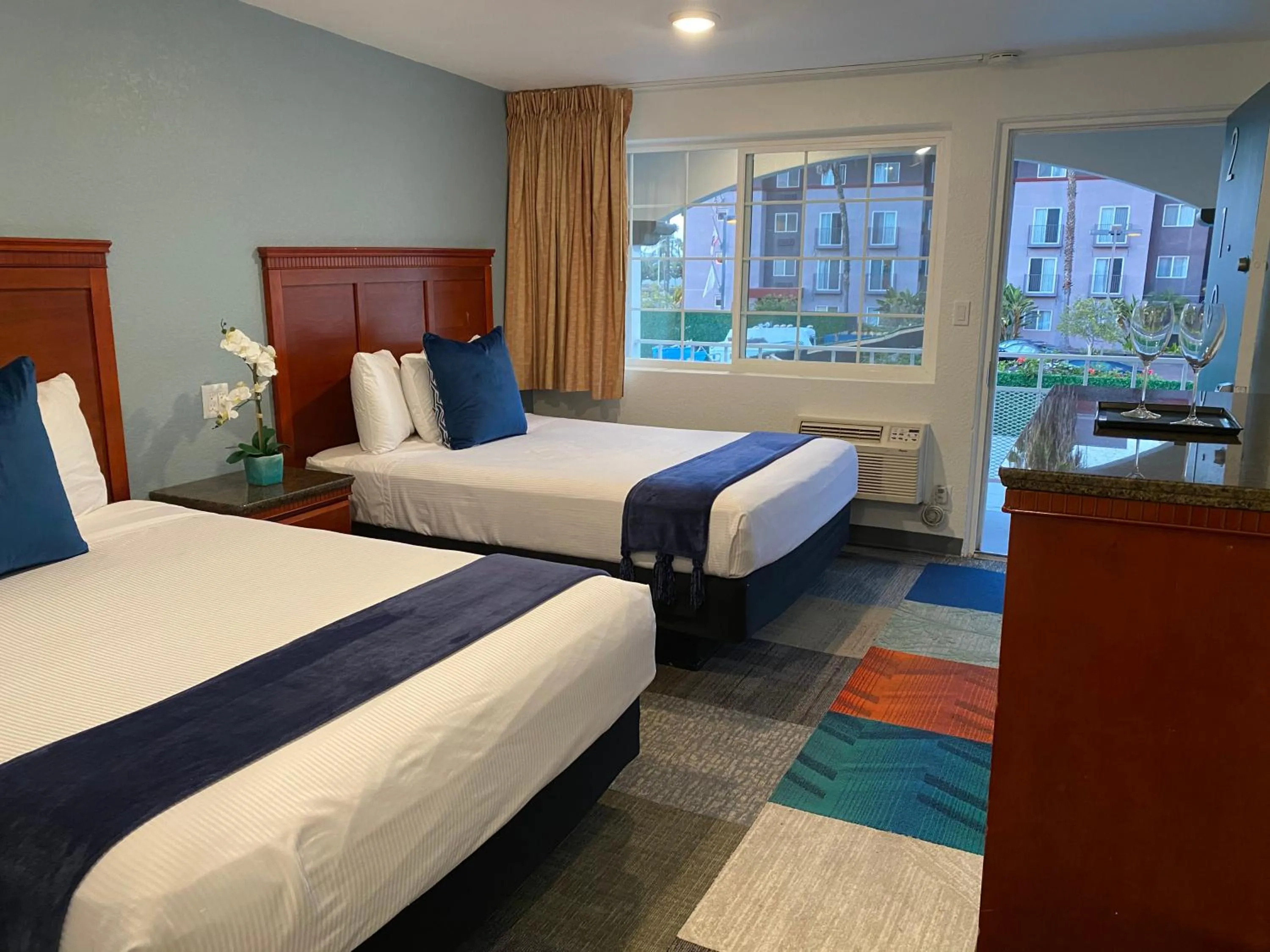 Bed in Pacific Inn and Suites