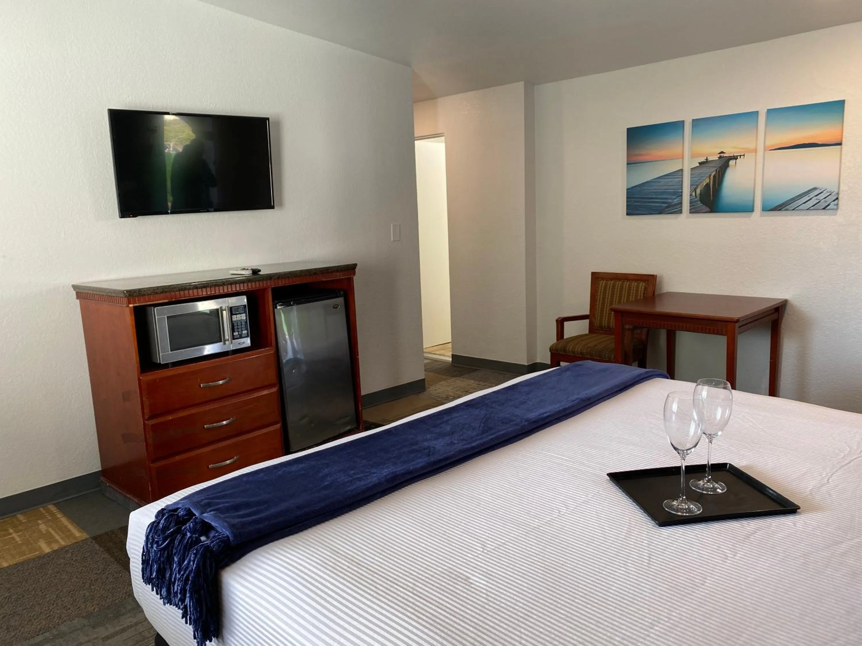 Bed, TV/Entertainment Center in Pacific Inn and Suites