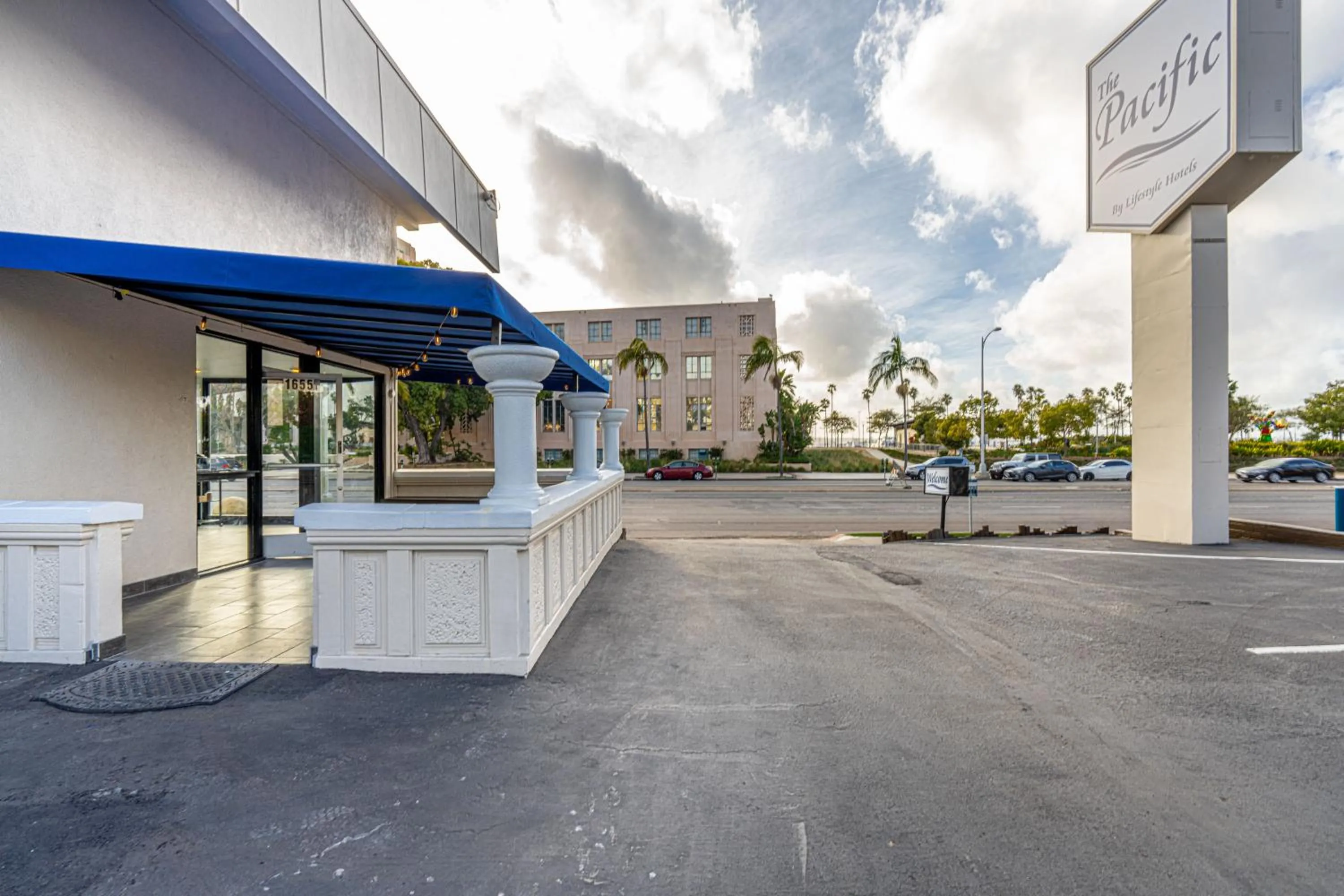 Facade/entrance in Pacific Inn and Suites