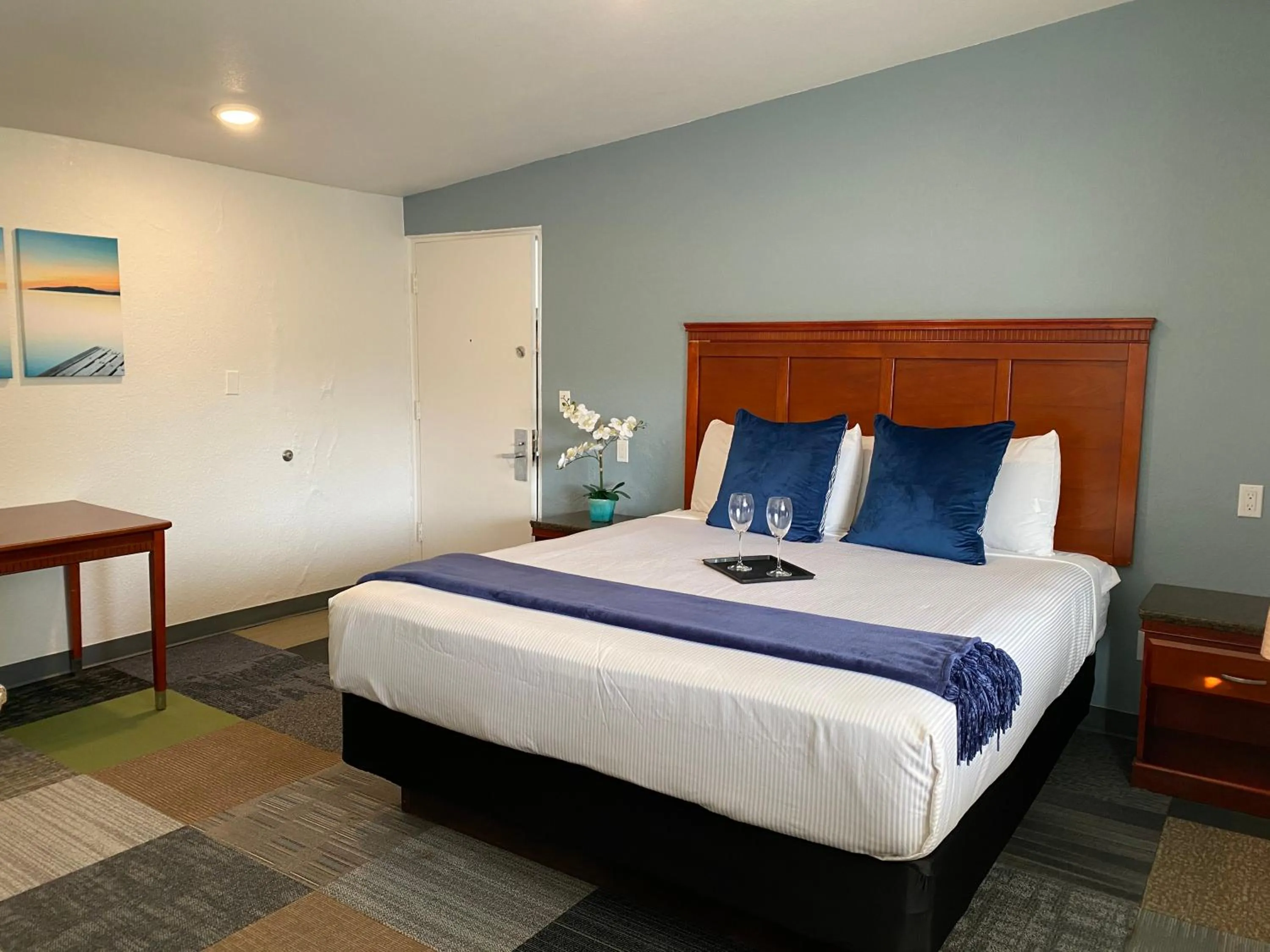 Bedroom in Pacific Inn and Suites