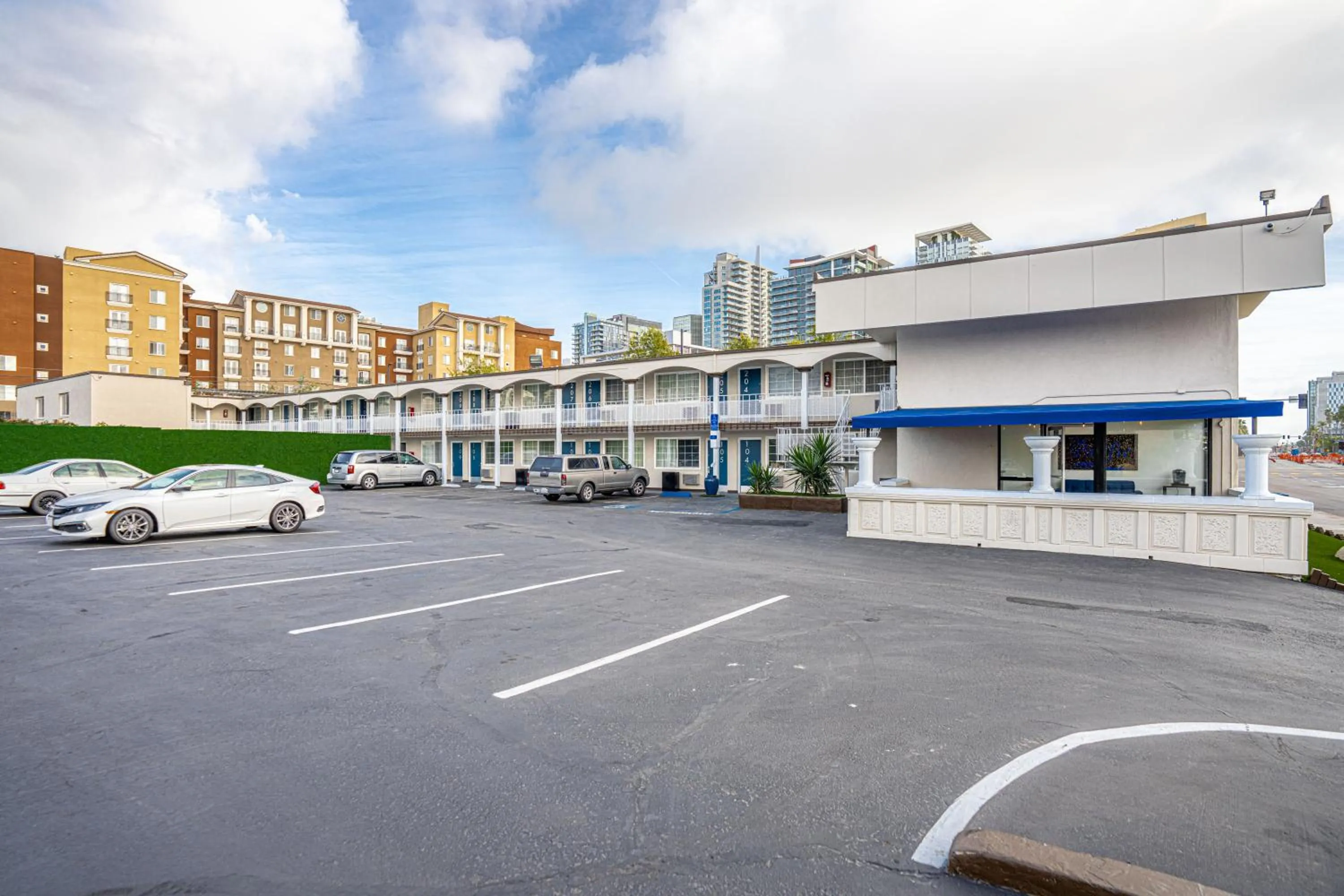 Property building in Pacific Inn and Suites