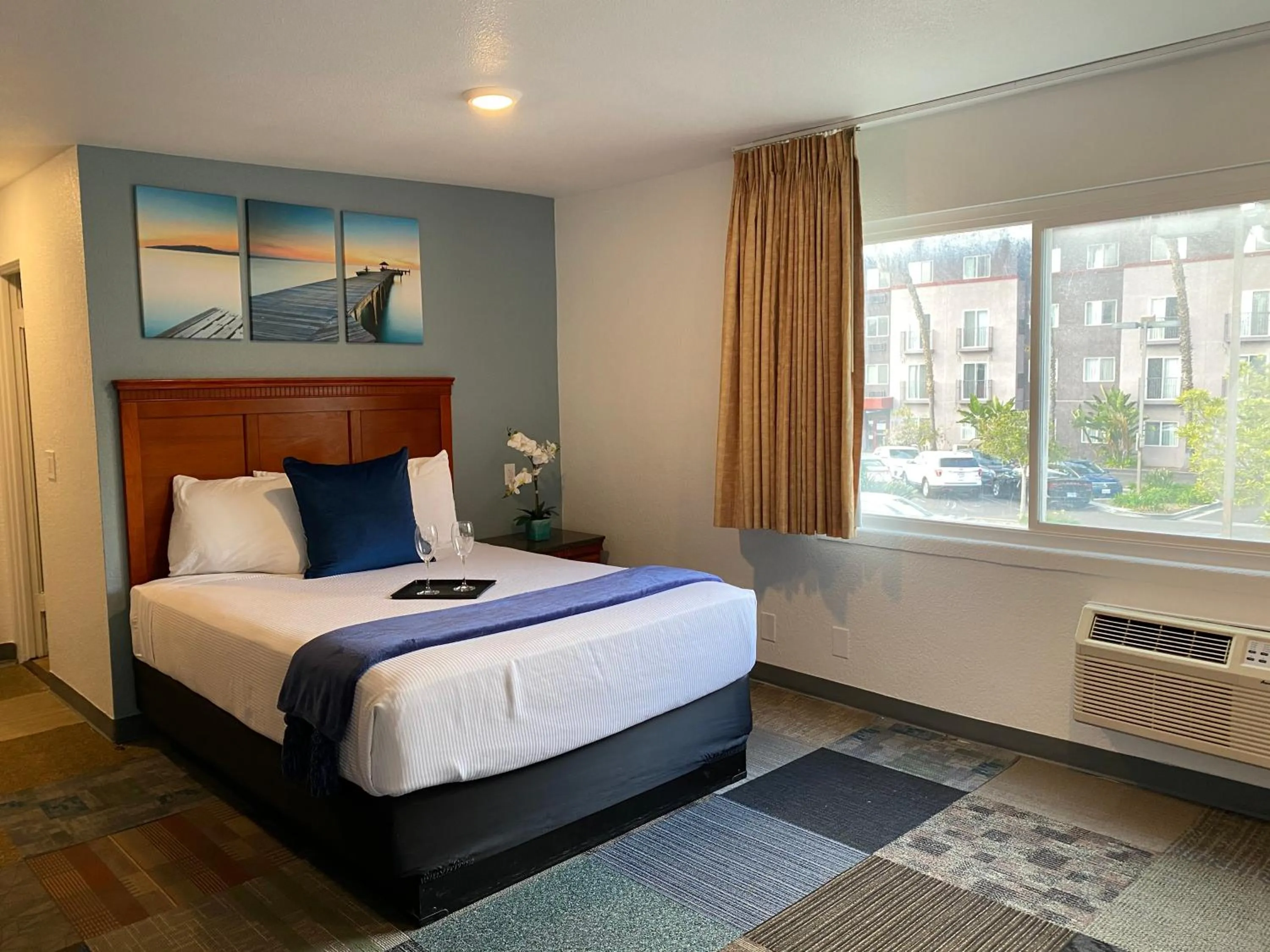 Bed in Pacific Inn and Suites