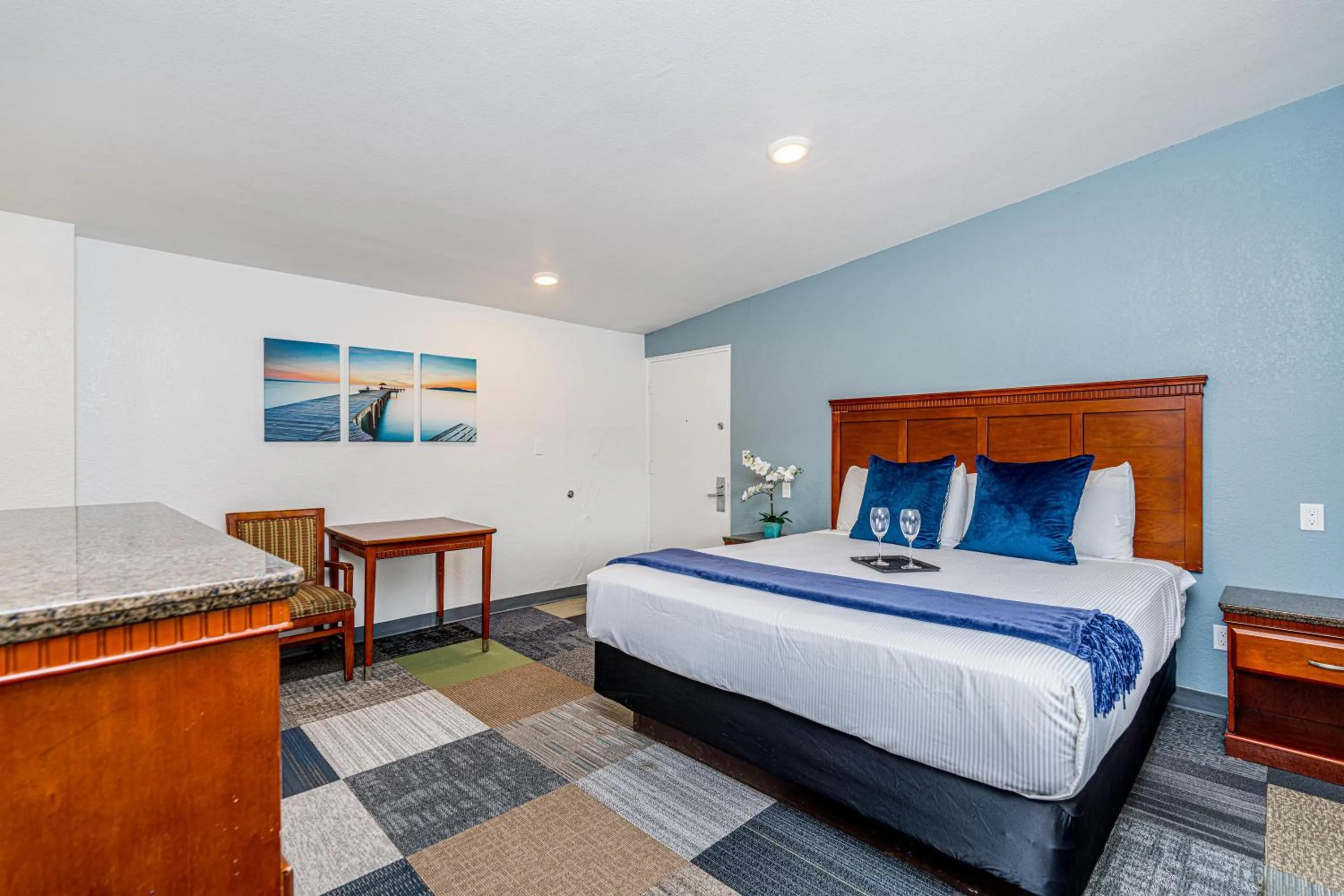 Bed in Pacific Inn and Suites