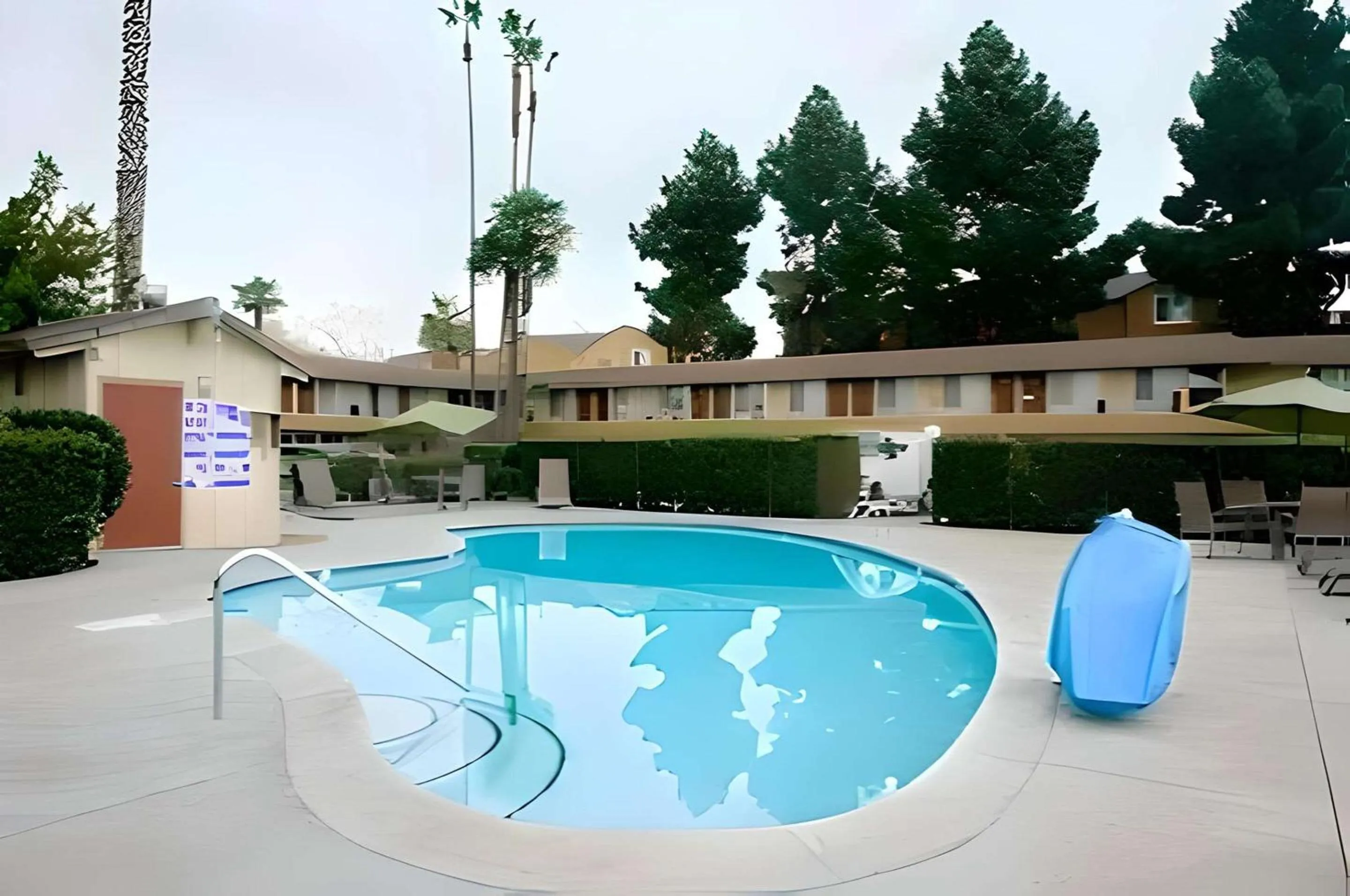 Swimming pool in Rodeway Inn Santa Clara El Camino Real