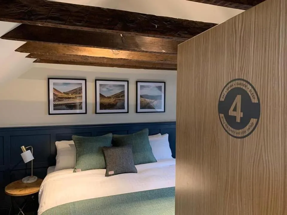 Bedroom, Bed in The Balerno Inn