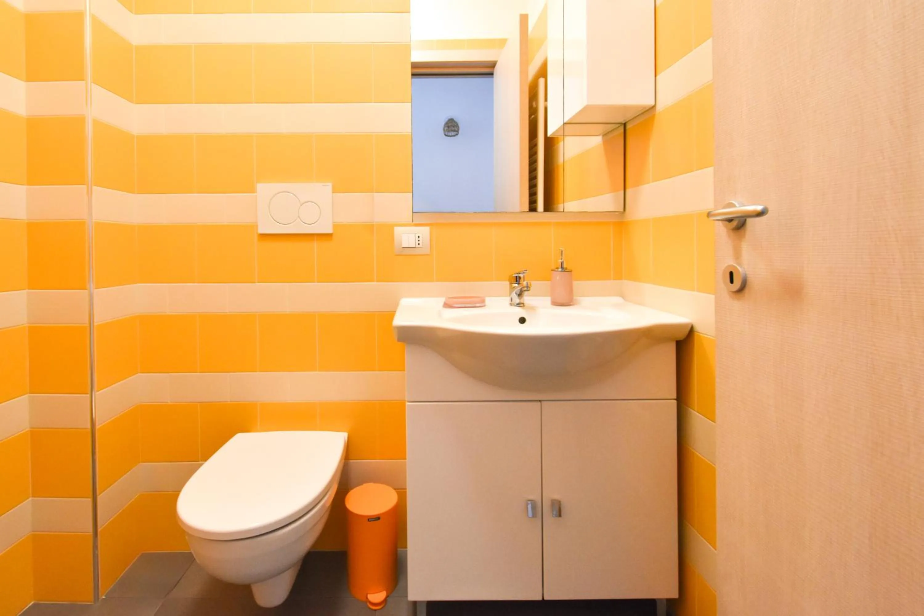Toilet in Levante Sea View Apartment - Housea