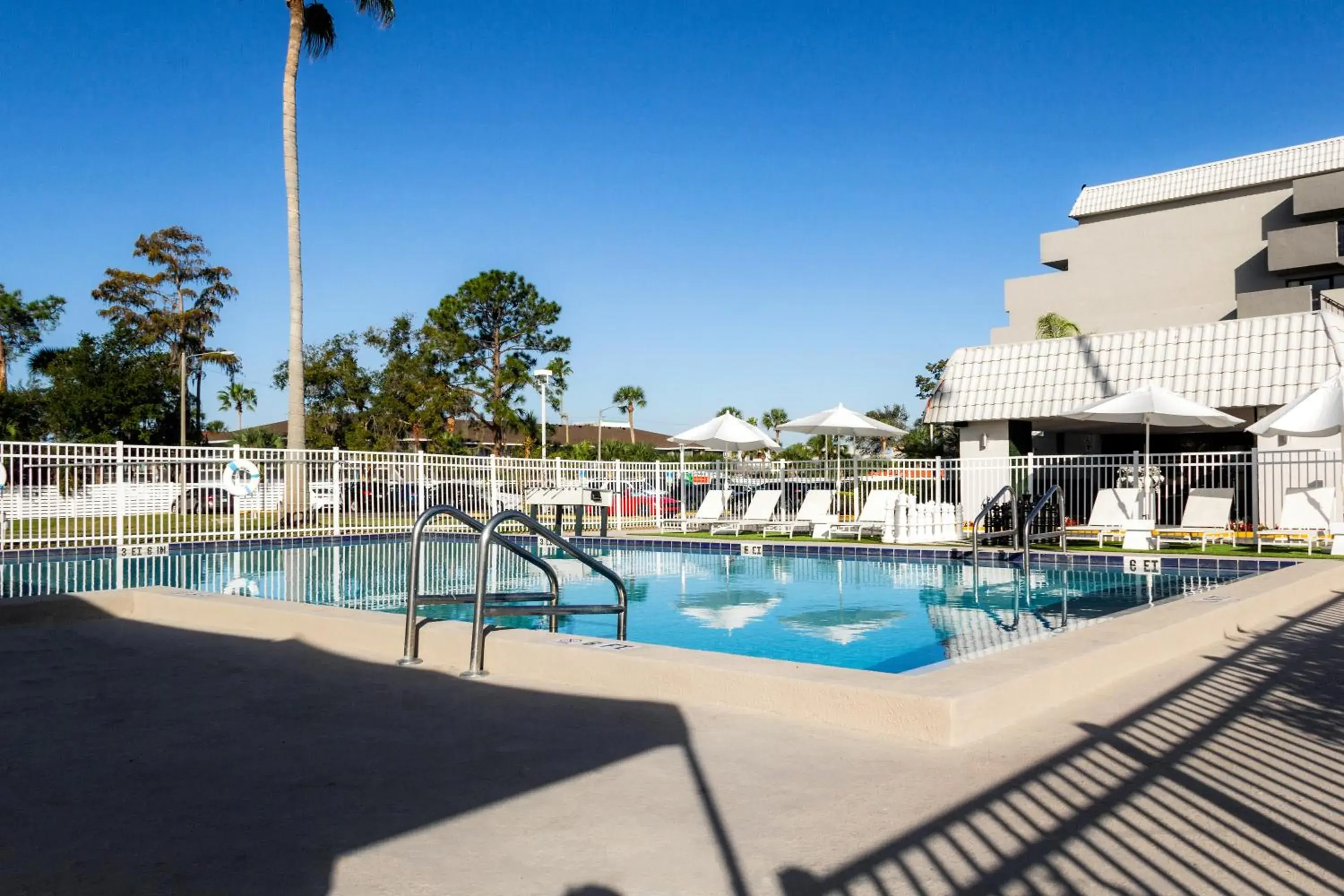 Swimming pool in Palazzo Lakeside Hotel Swimming pool in Palazzo Lakeside Hotel