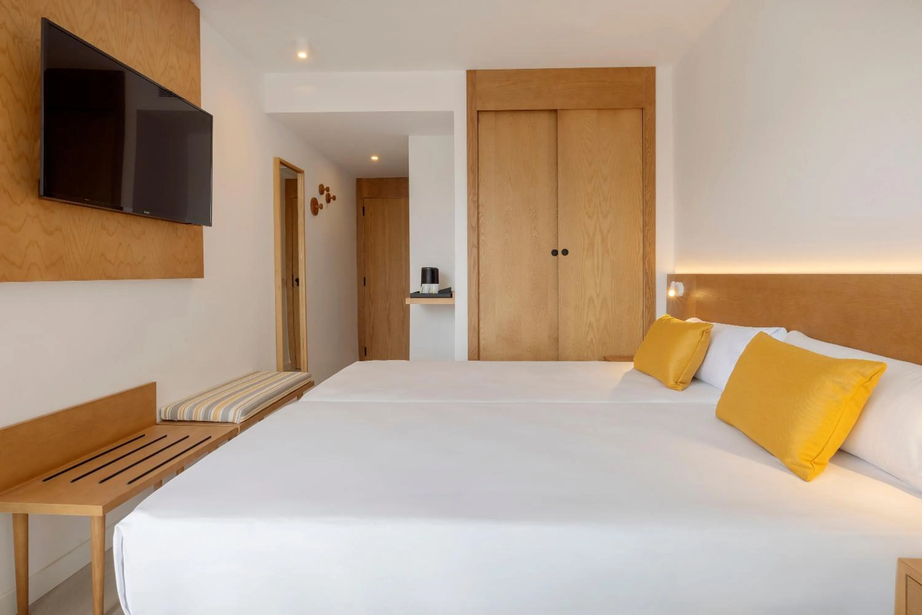 TV and multimedia, Bed in HM Isabela-Adults Only