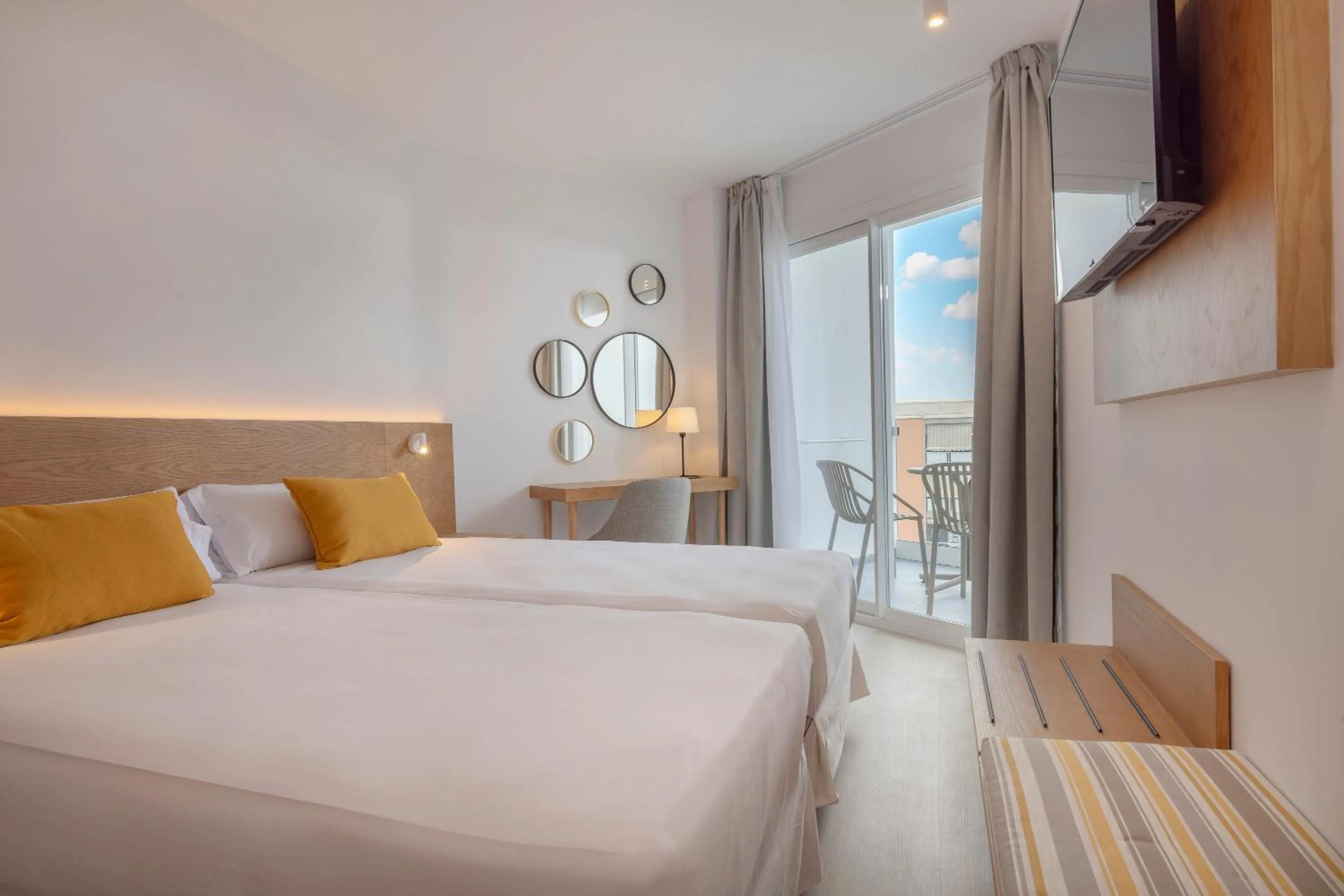 Photo of the whole room, Bed in HM Isabela-Adults Only