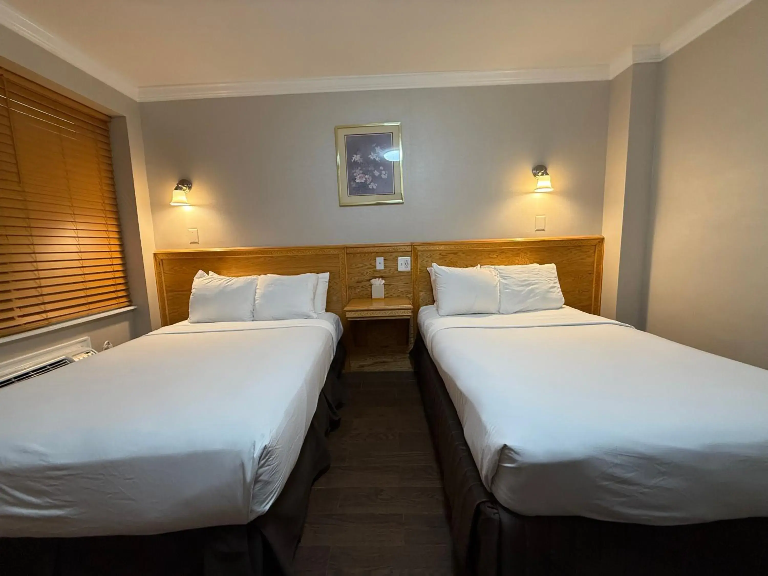 Double Room with Two Double Beds in Windsor Inn Hotel Double Room with Two Double Beds in Windsor Inn Hotel