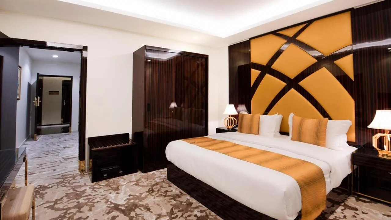 Bedroom, Bed in Golden Dream Hotel