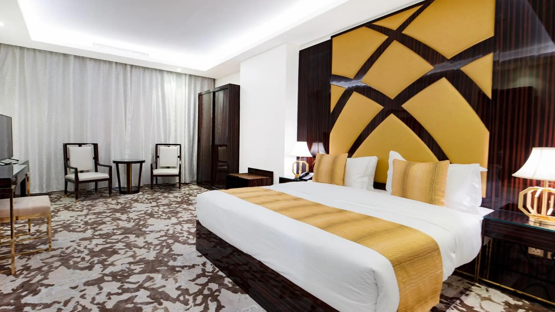 Bedroom, Bed in Golden Dream Hotel