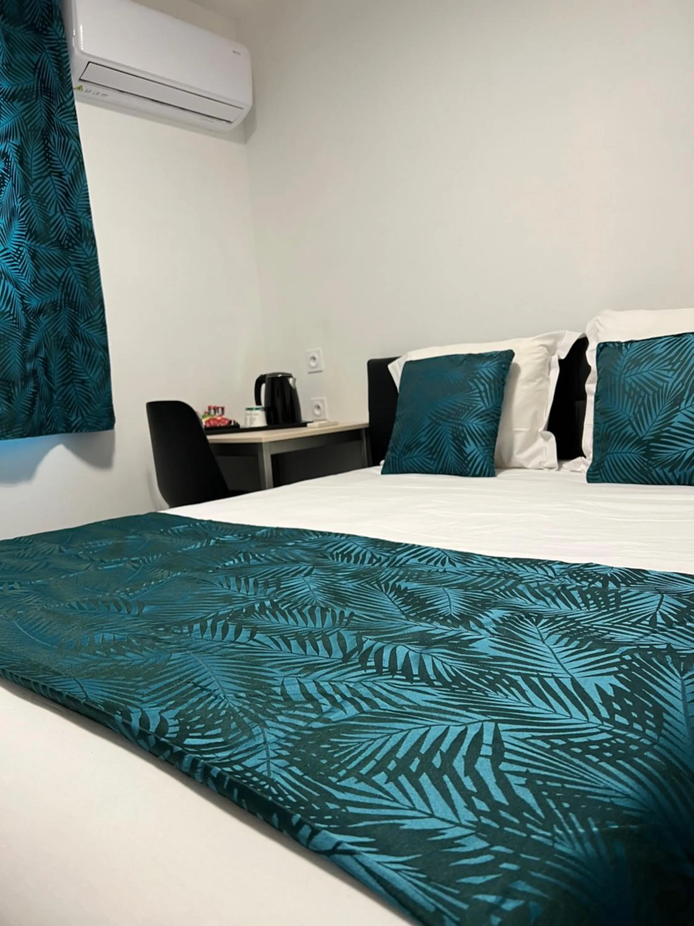 Double Room with Private Shower in HOTEL DE LA PAIX Lyon Sud Givors