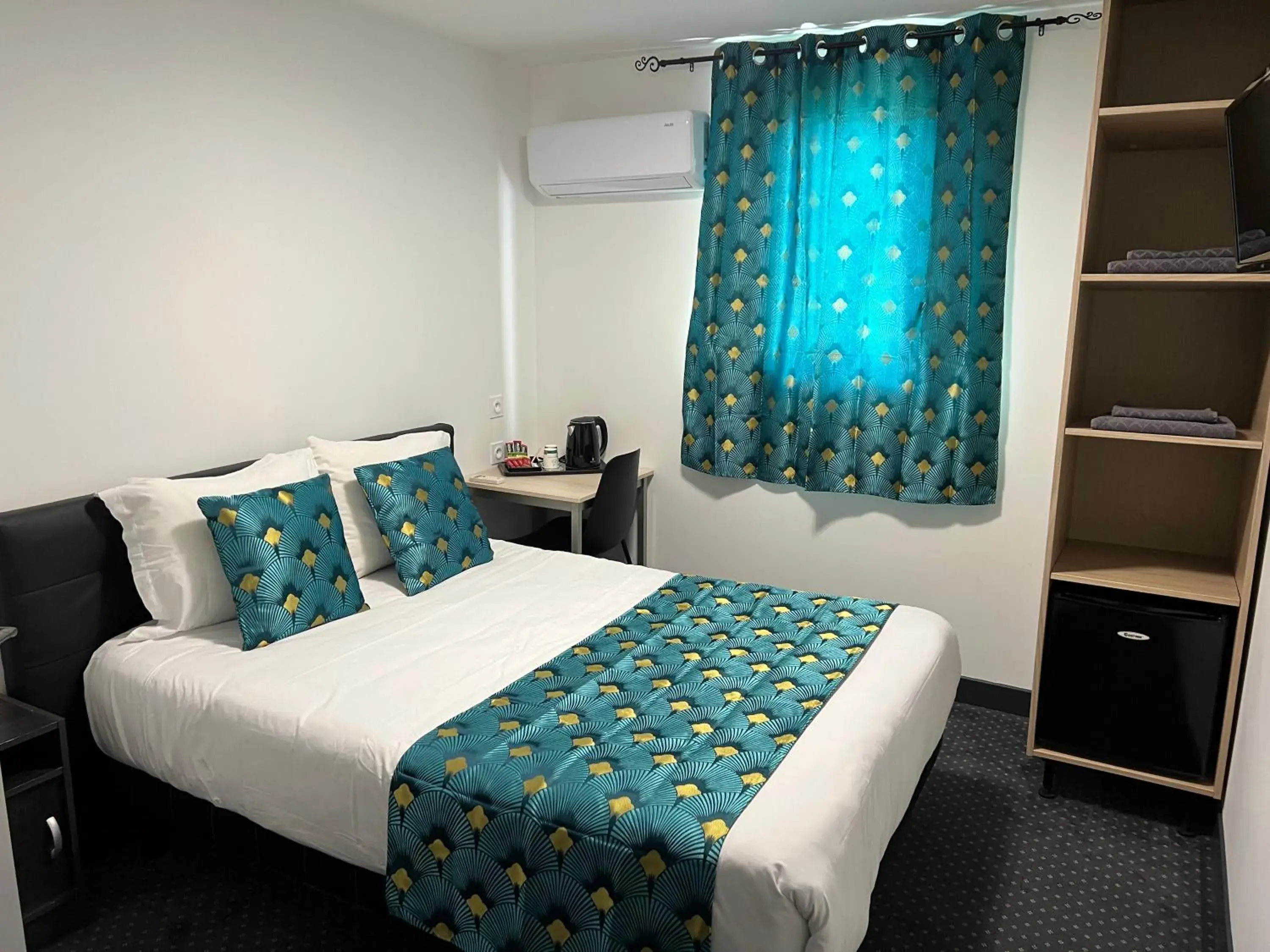 Double Room with Private Shower in HOTEL DE LA PAIX Lyon Sud Givors Double Room with Private Shower in HOTEL DE LA PAIX Lyon Sud Givors