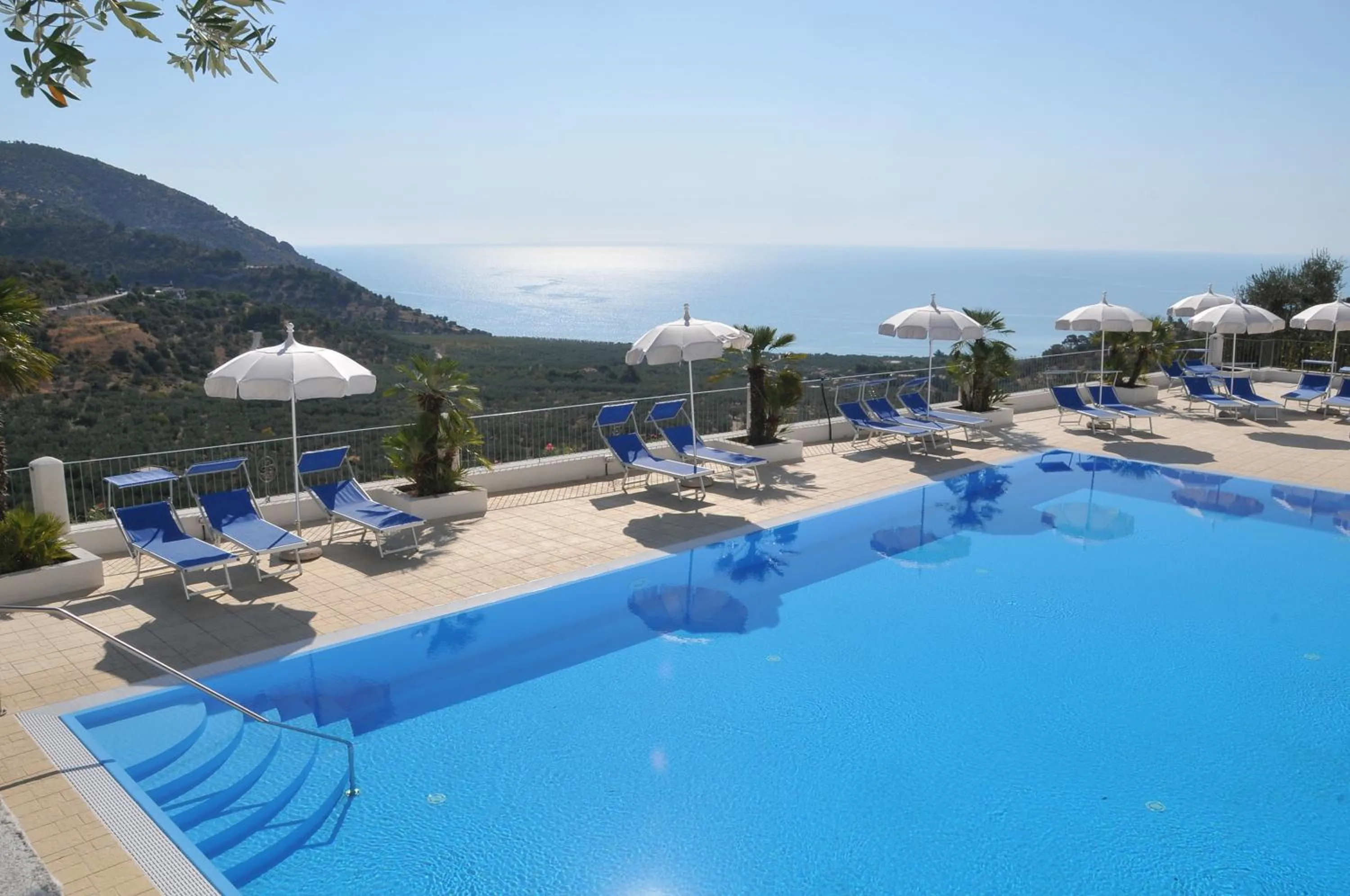 Swimming pool in Residence Montelci