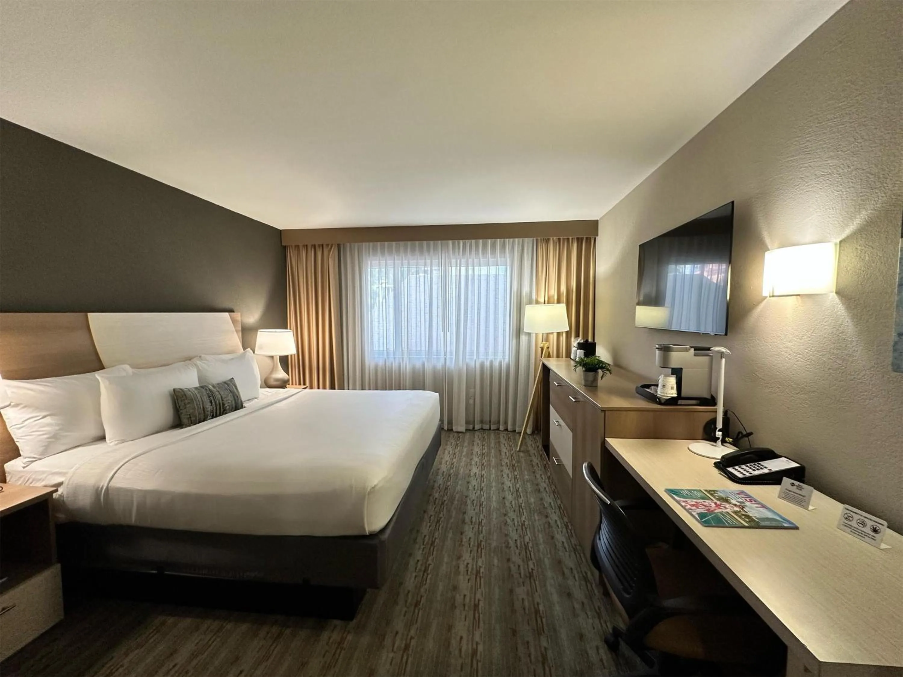 Bedroom, Bed in Best Western Plus Atlantic Beach Resort