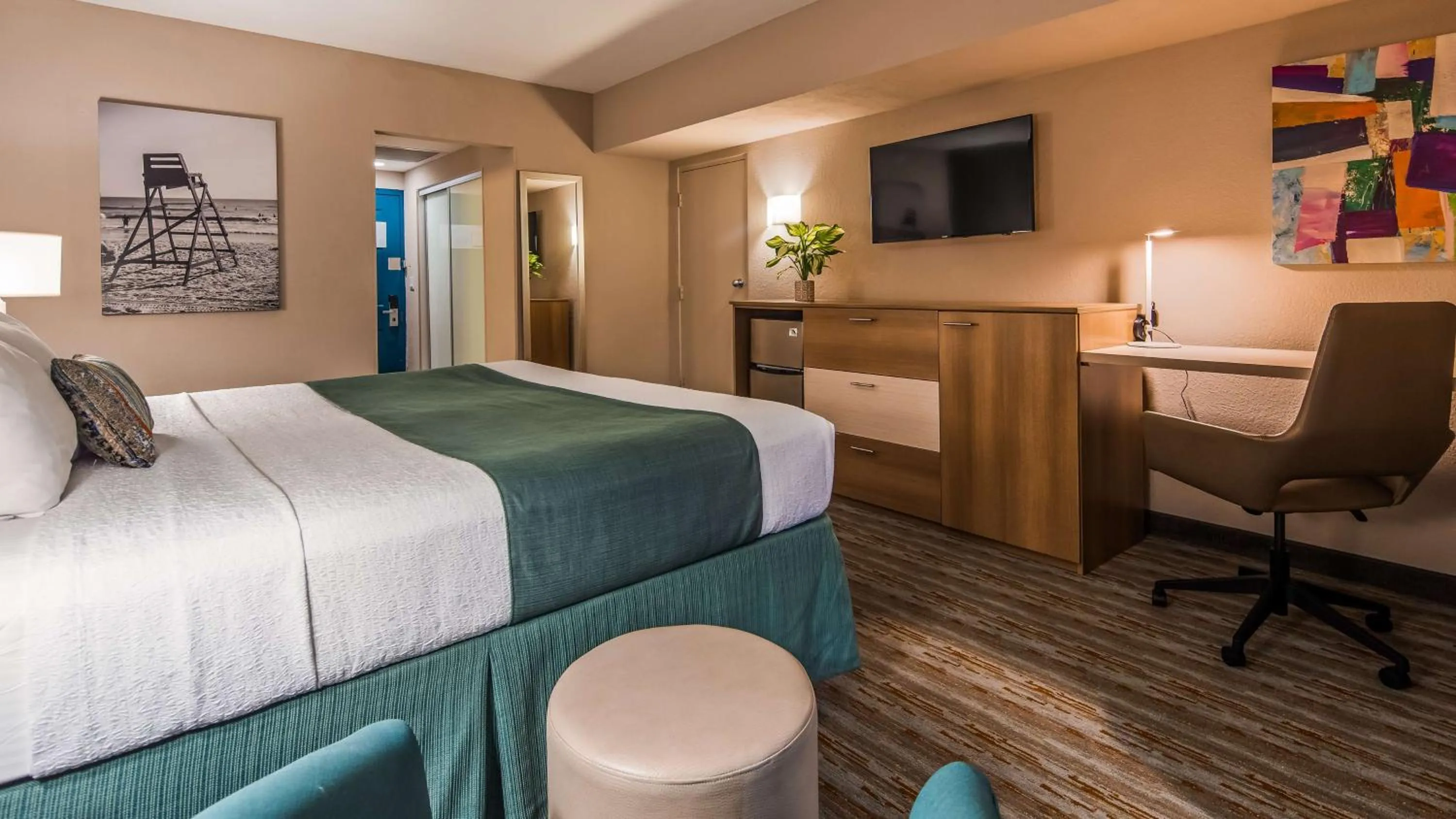 Photo of the whole room, Bed in Best Western Plus Atlantic Beach Resort