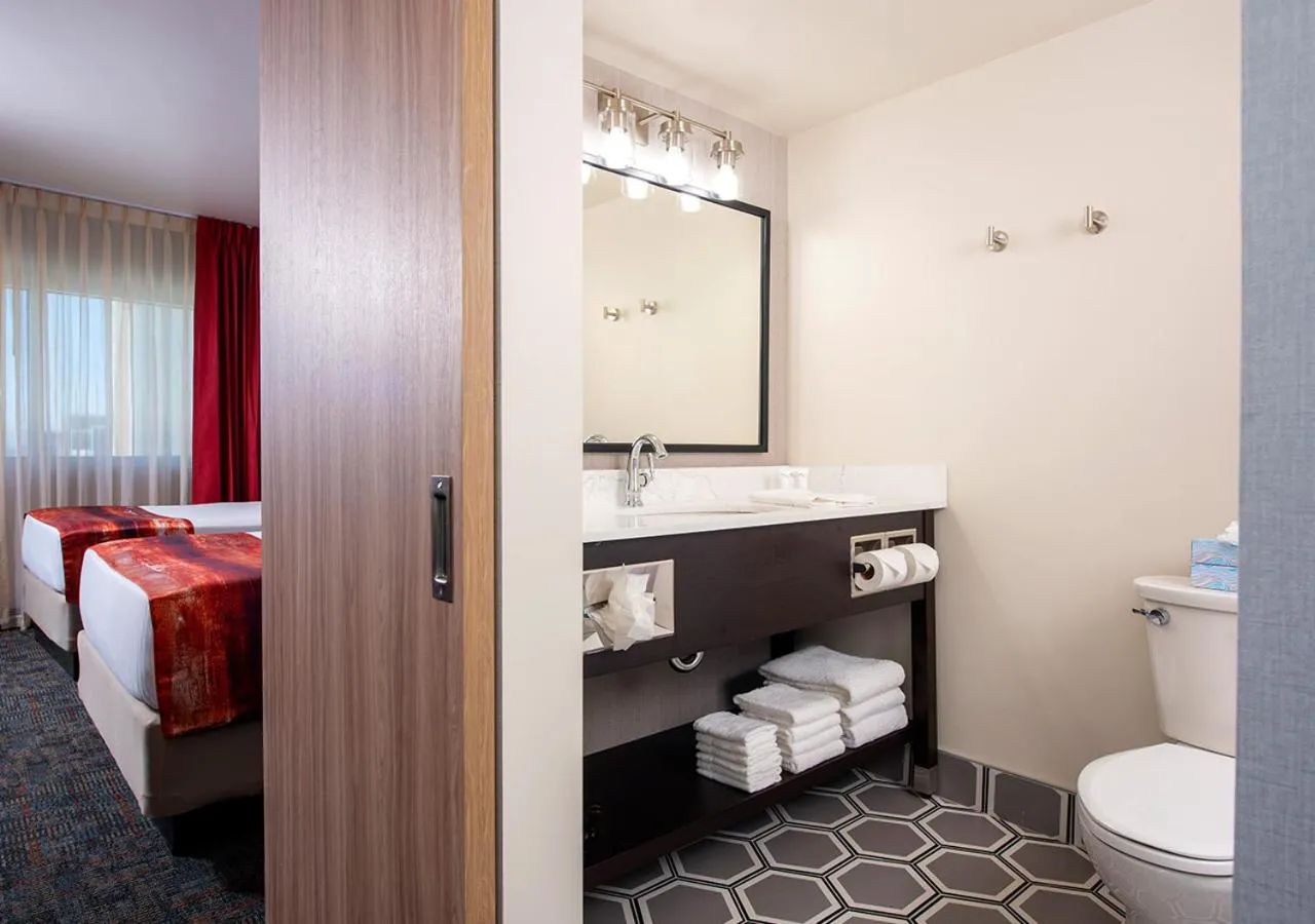 Bathroom, Bed in Four Queens Hotel and Casino