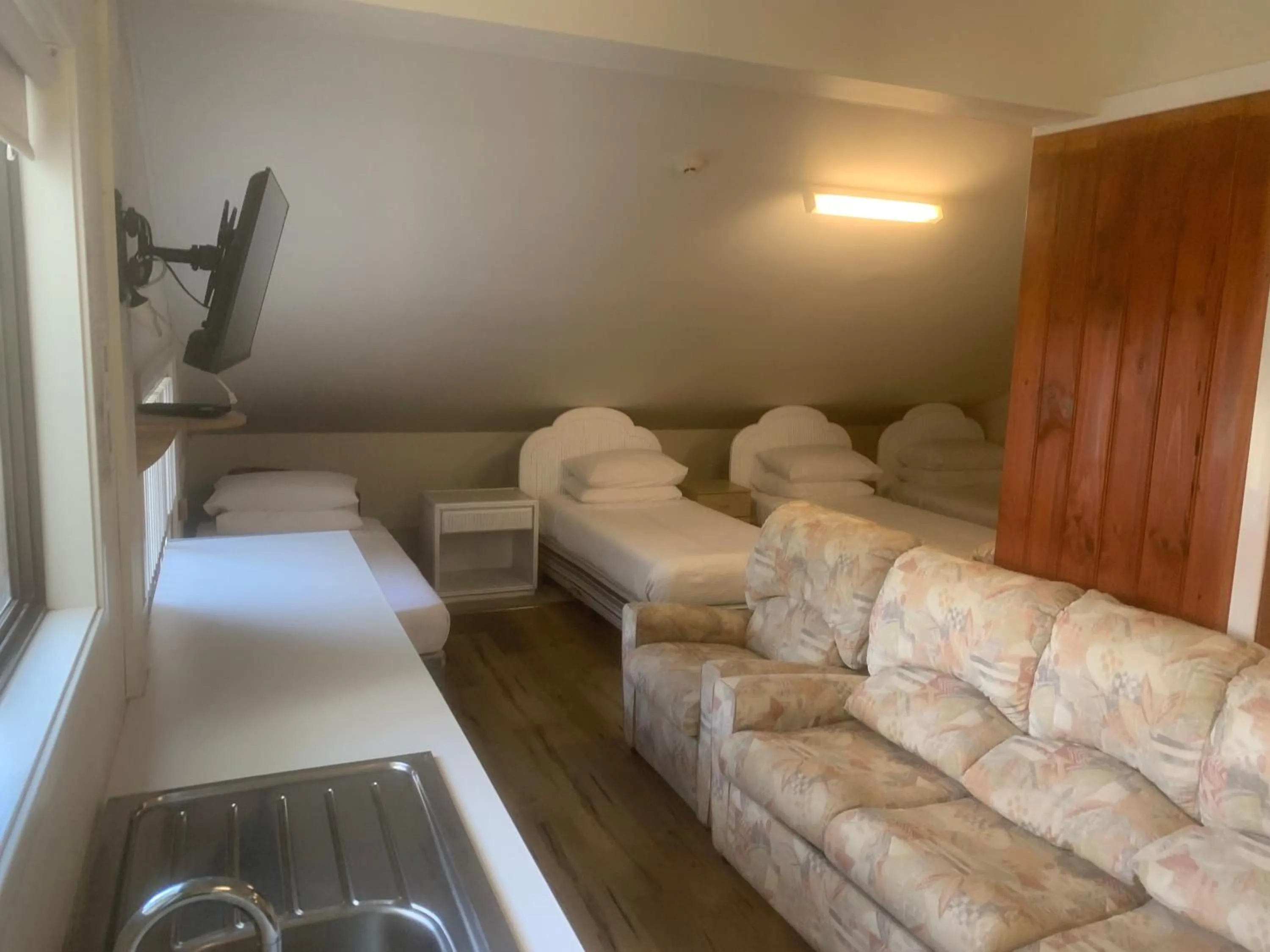 Bed in T's Resort & Motel