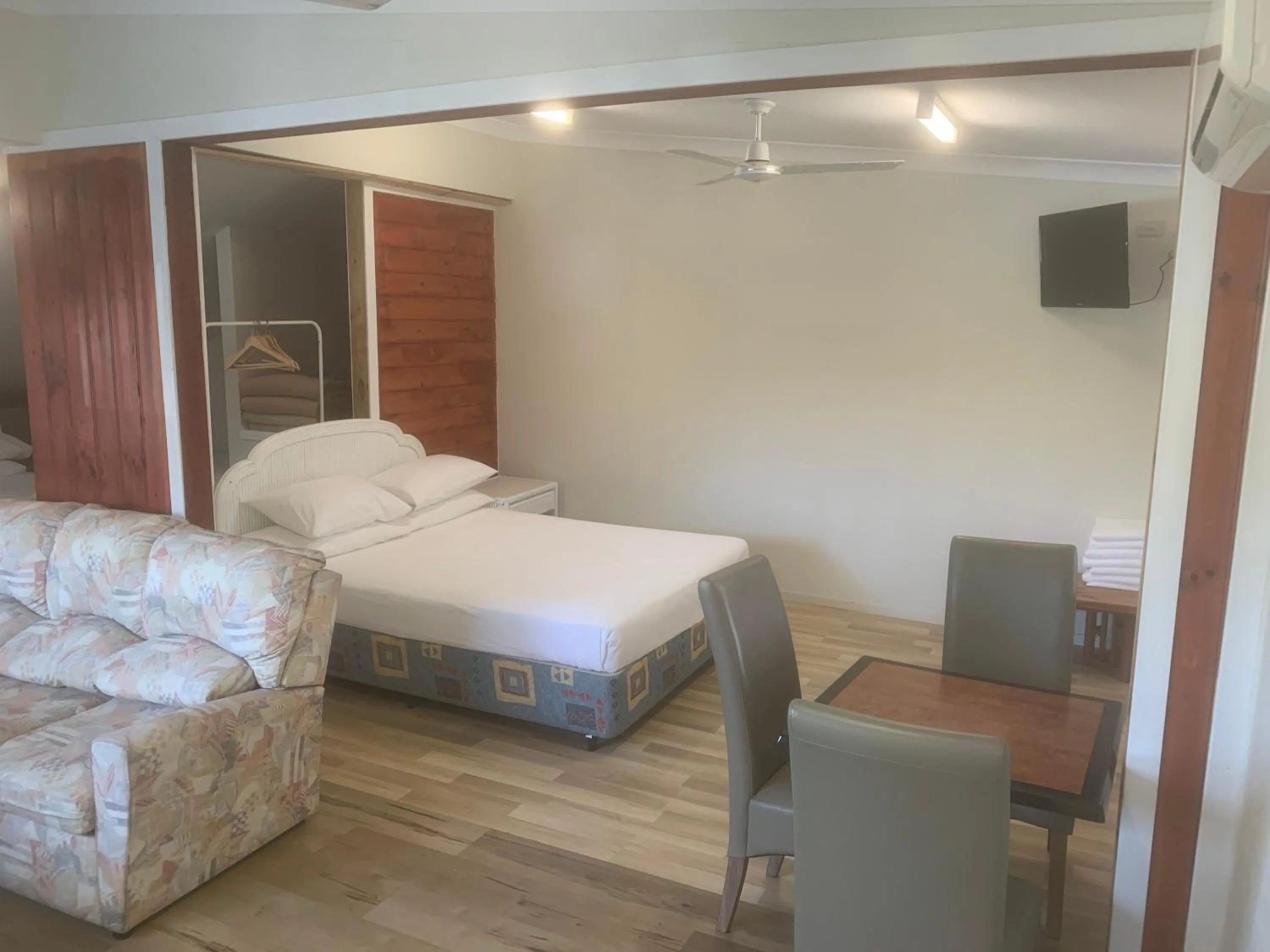 Bed in T's Resort & Motel