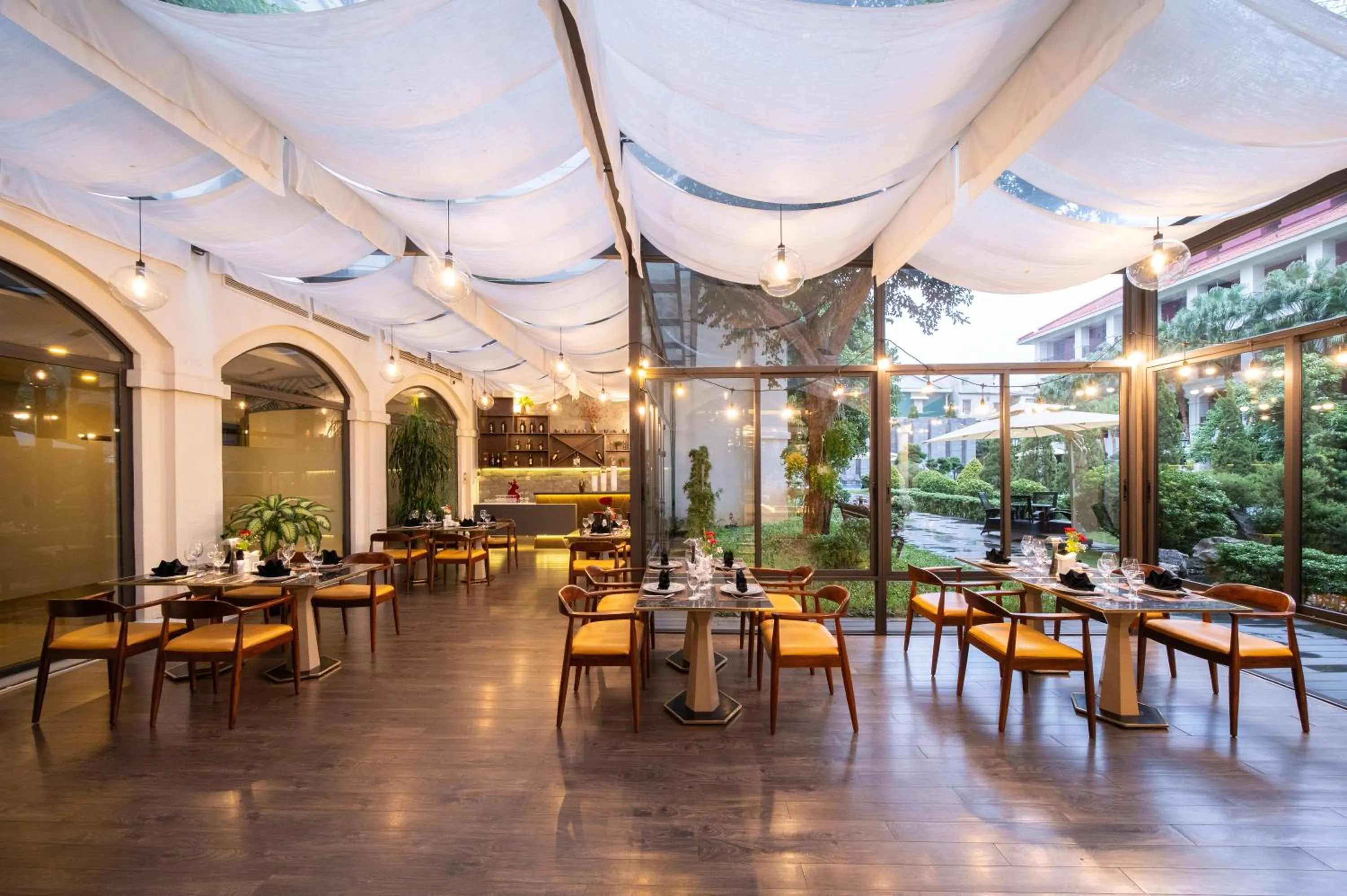 Restaurant/places to eat in Senna Hue Hotel