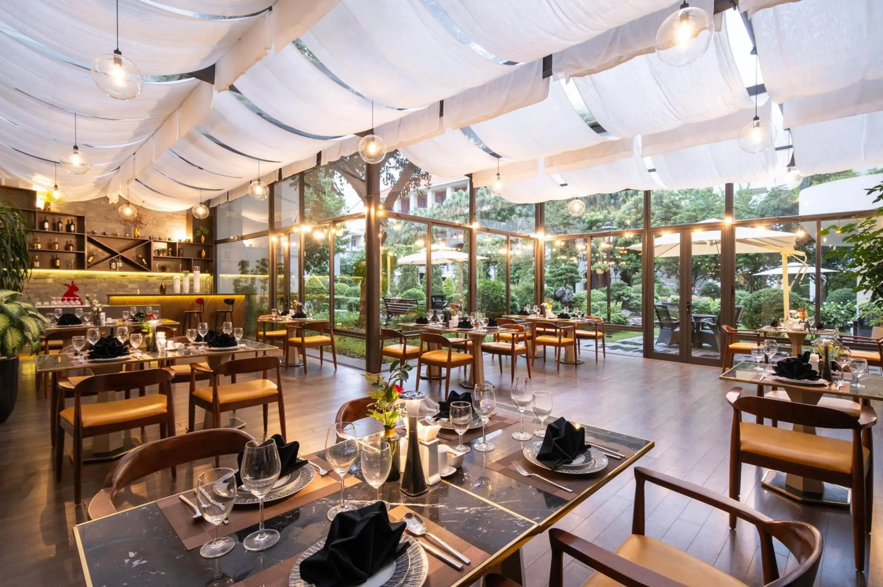 Restaurant/places to eat in Senna Hue Hotel Restaurant/places to eat in Senna Hue Hotel