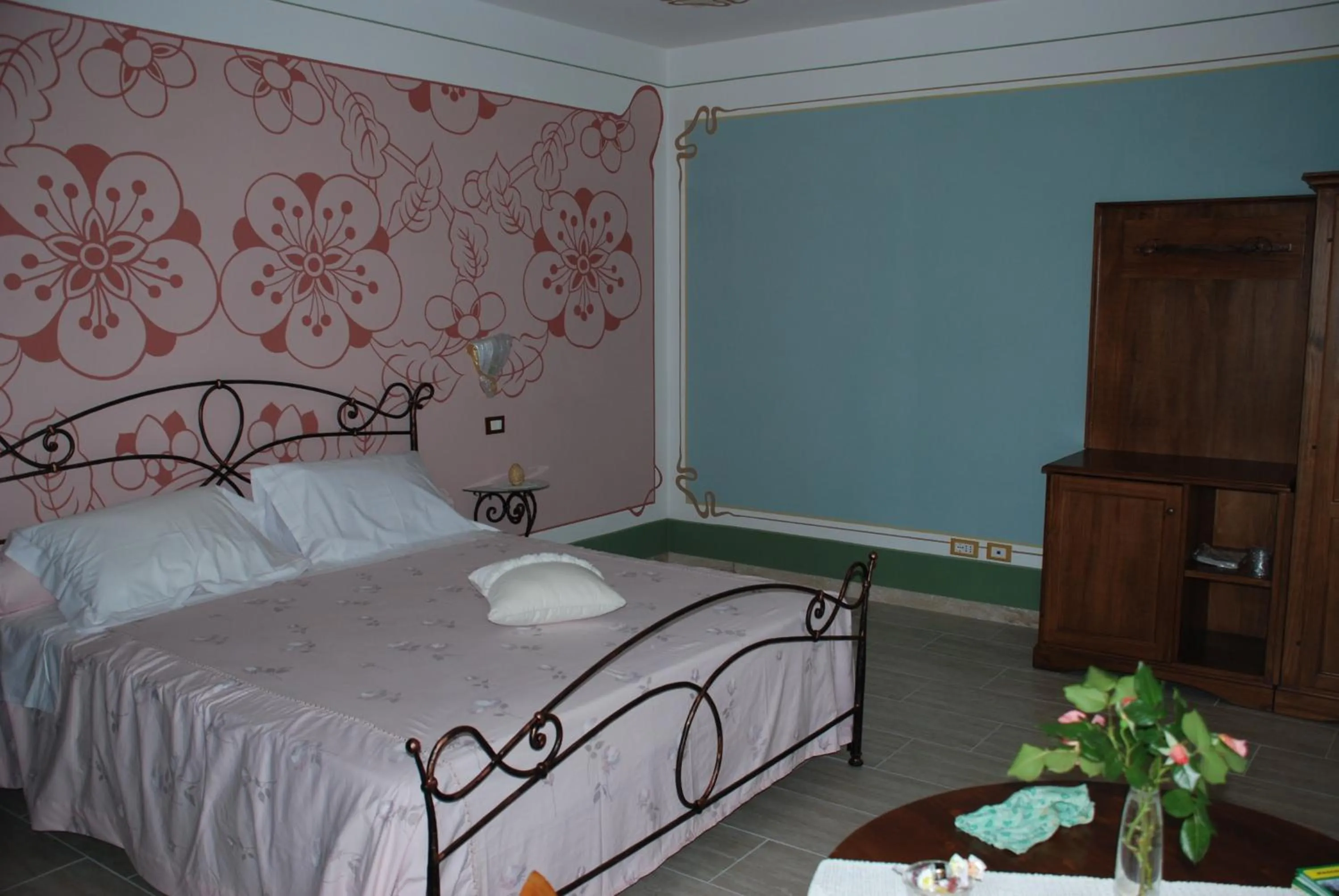 Photo of the whole room, Bed in La Chandelle