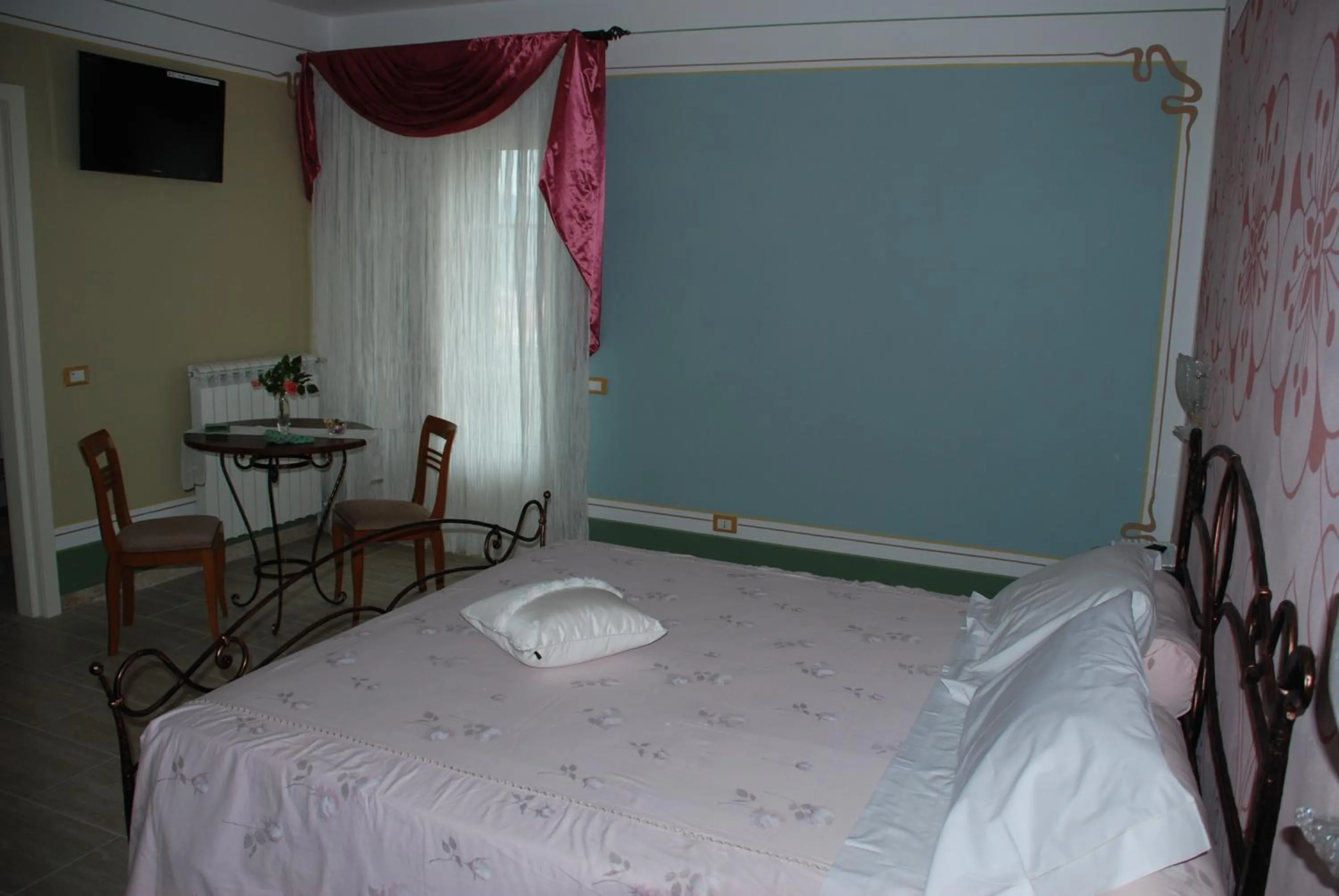 Photo of the whole room, Bed in La Chandelle