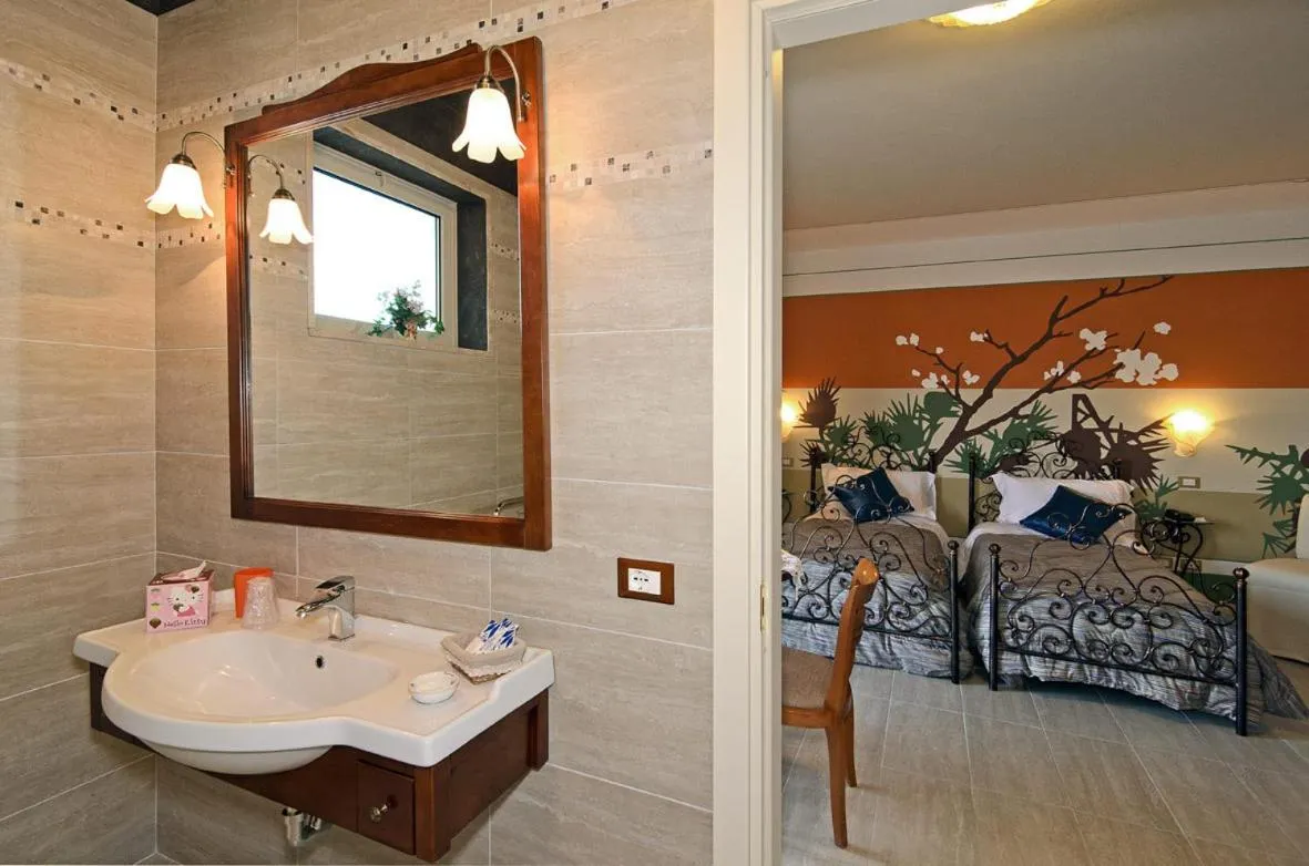 Bathroom, Bed in La Chandelle
